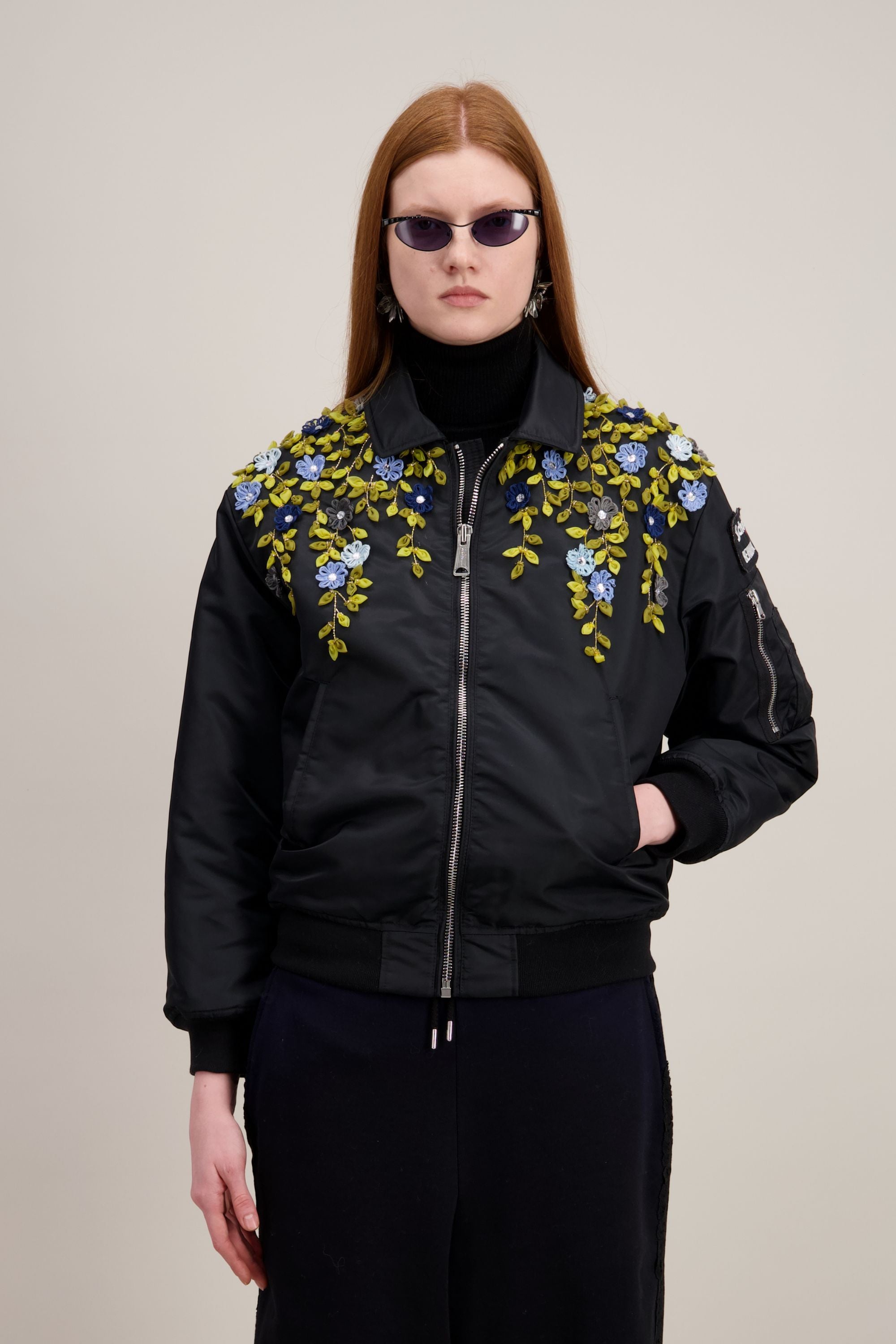 Bomber broderies fleurs faites main, noir. Vu en détail
