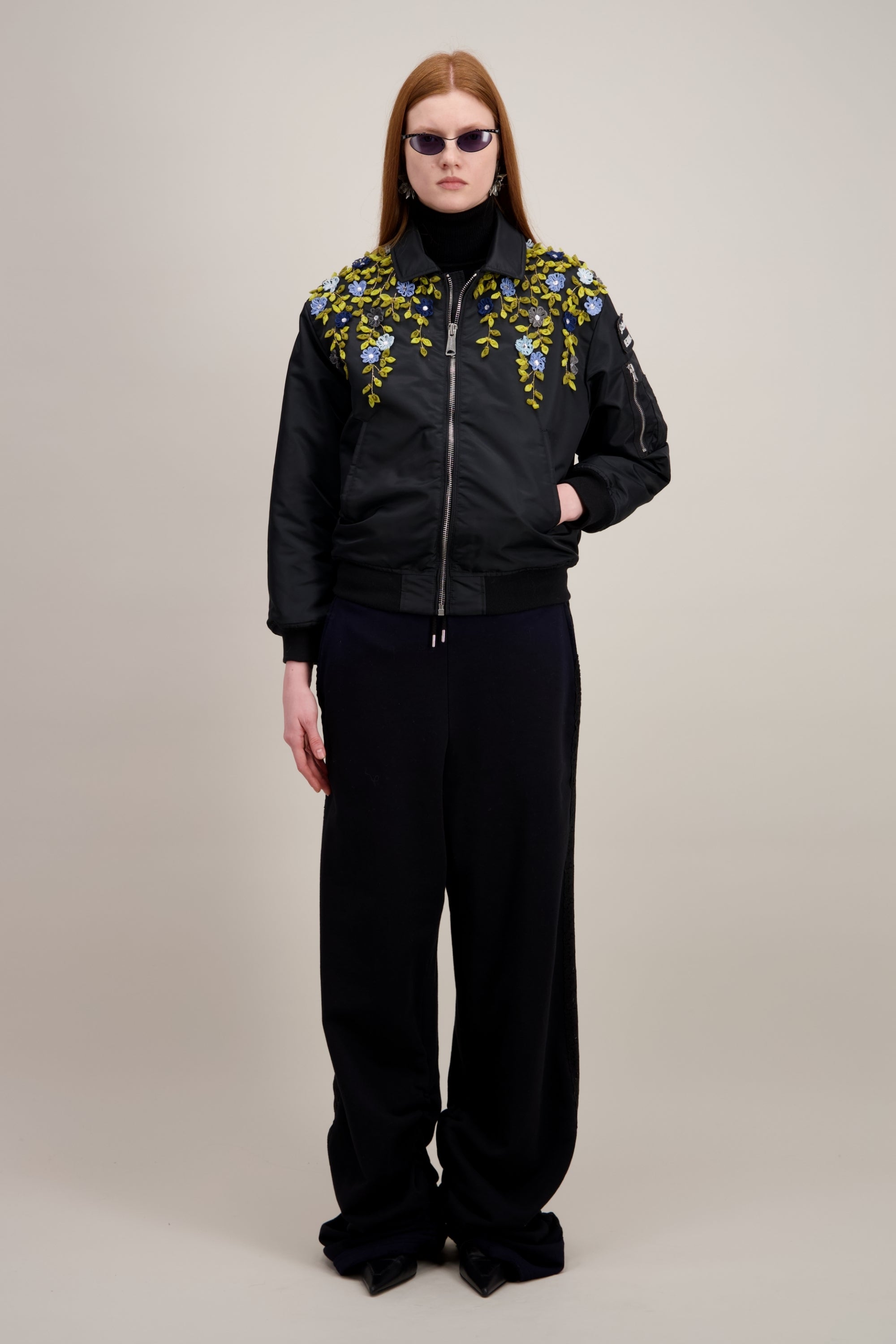 Bomber broderies fleurs faites main, noir. Vu en entier