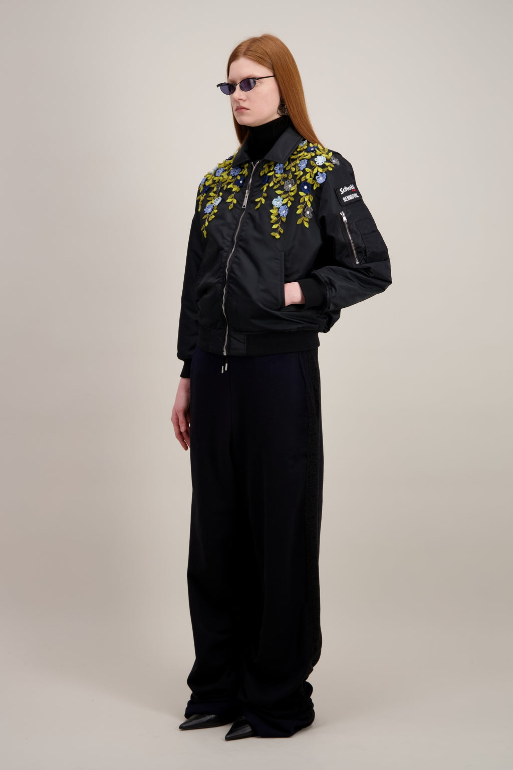 Bomber broderies fleurs faites main, noir. Vu de trois quarts