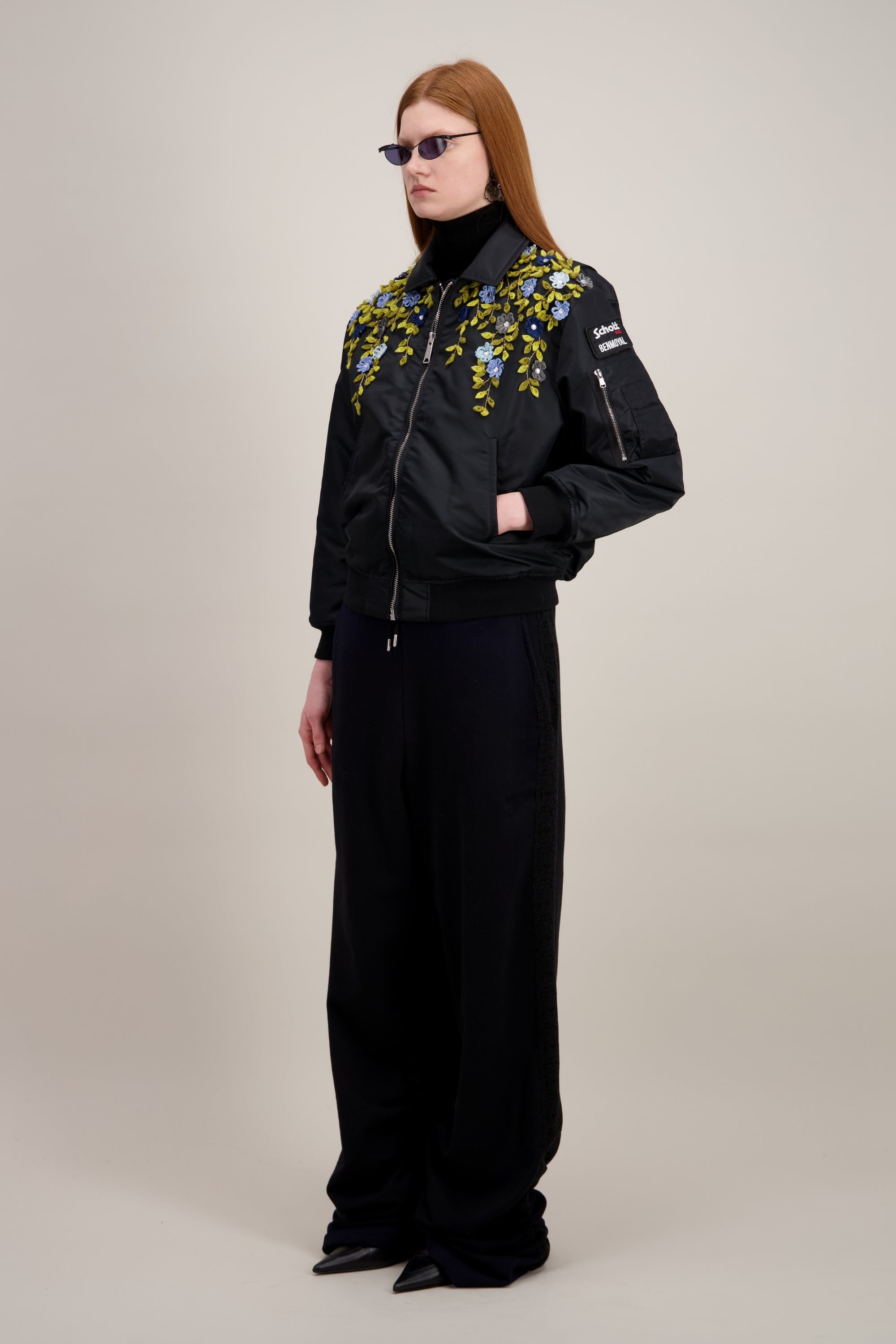 Bomber broderies fleurs faites main, noir. Vu de trois quarts