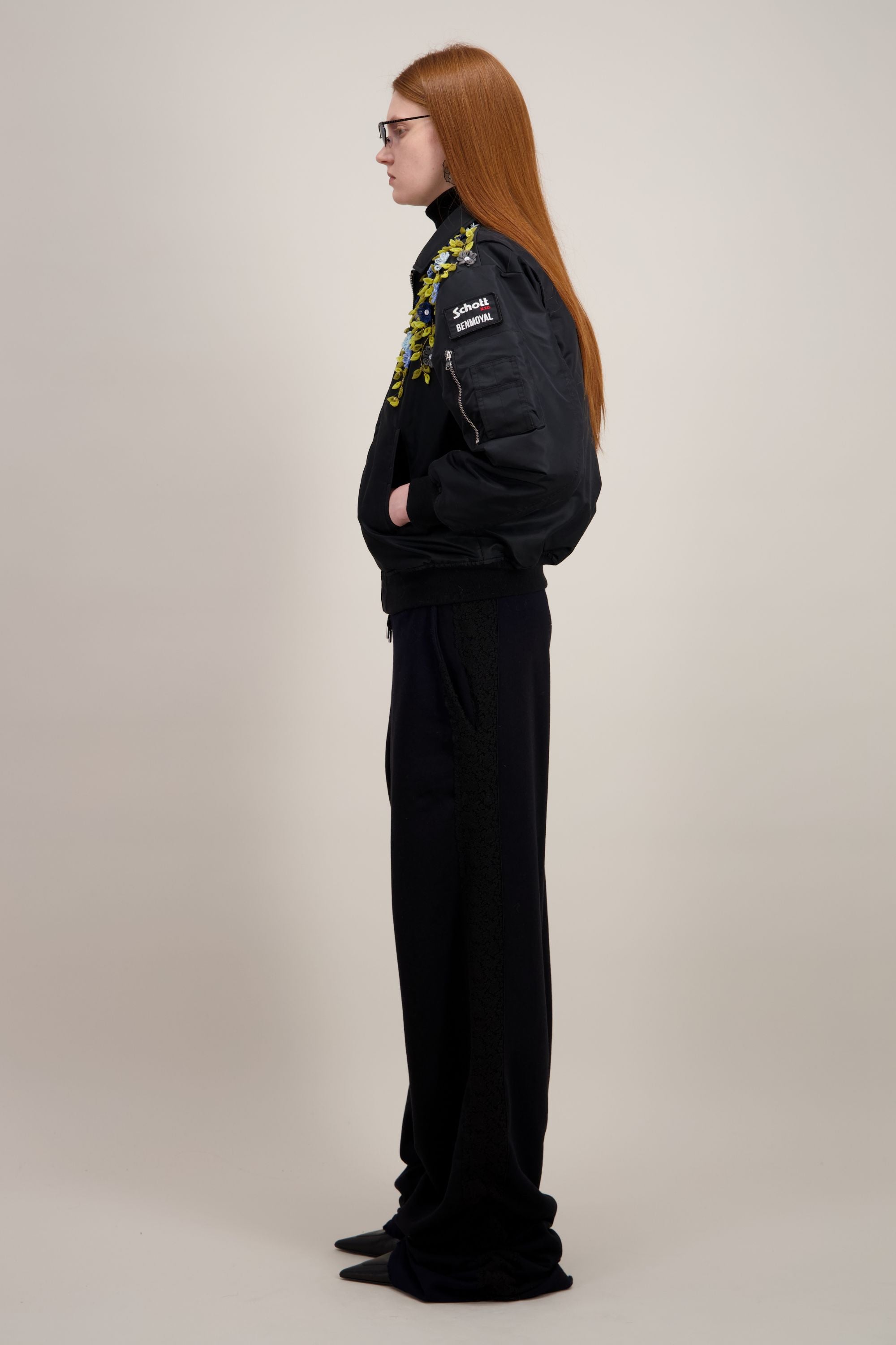 Bomber broderies fleurs faites main, noir. Vu de côté