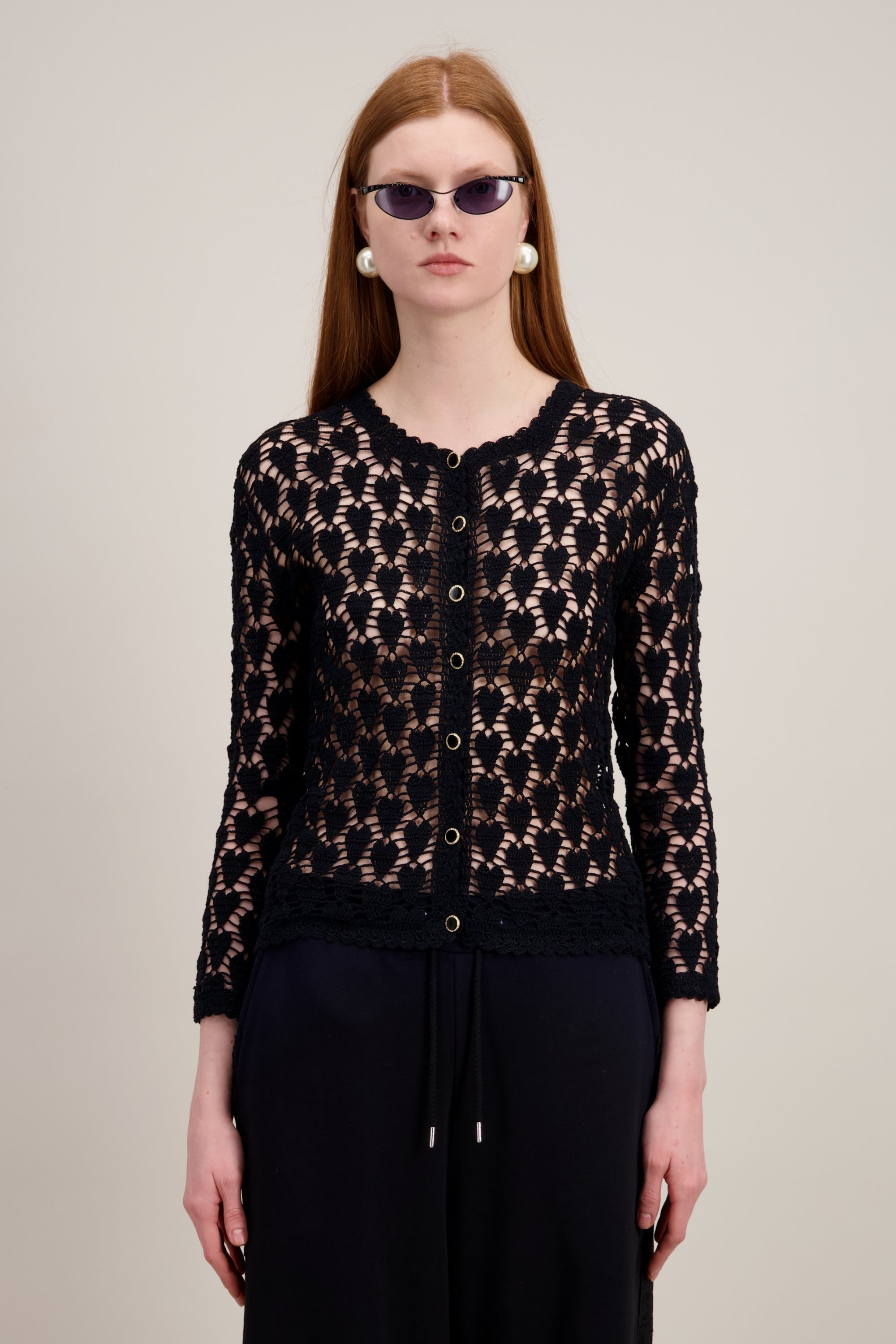 Cardigan en Crochet, Coupe droit, finitions festonnées, noir. Vu en détail