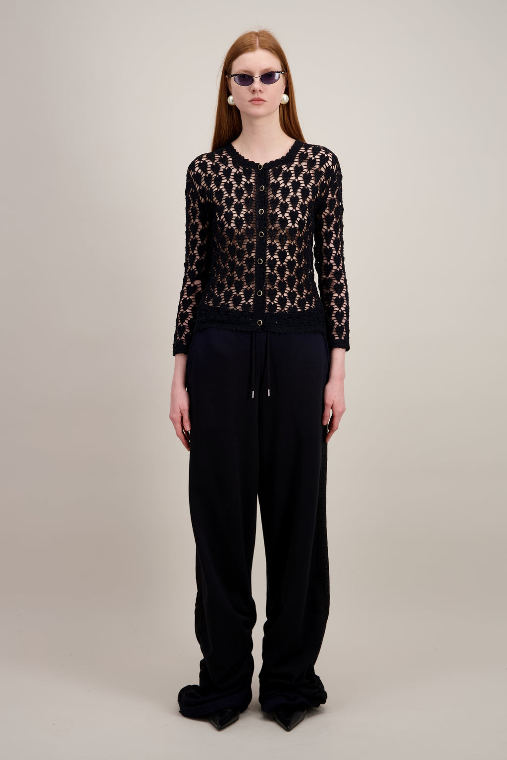 Cardigan en Crochet, Coupe droit, finitions festonnées, noir. Vu en entier