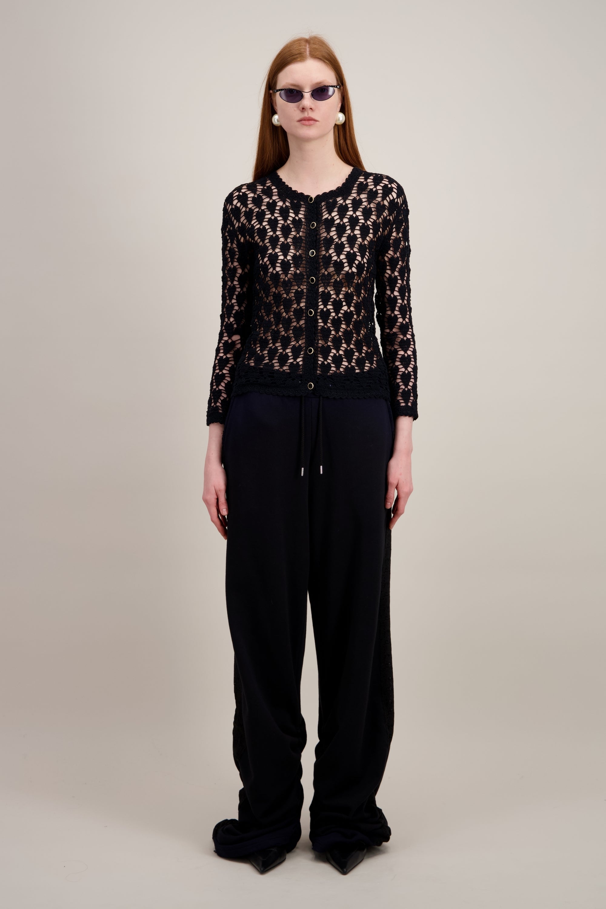 Cardigan en Crochet, Coupe droit, finitions festonnées, noir. Vu en entier