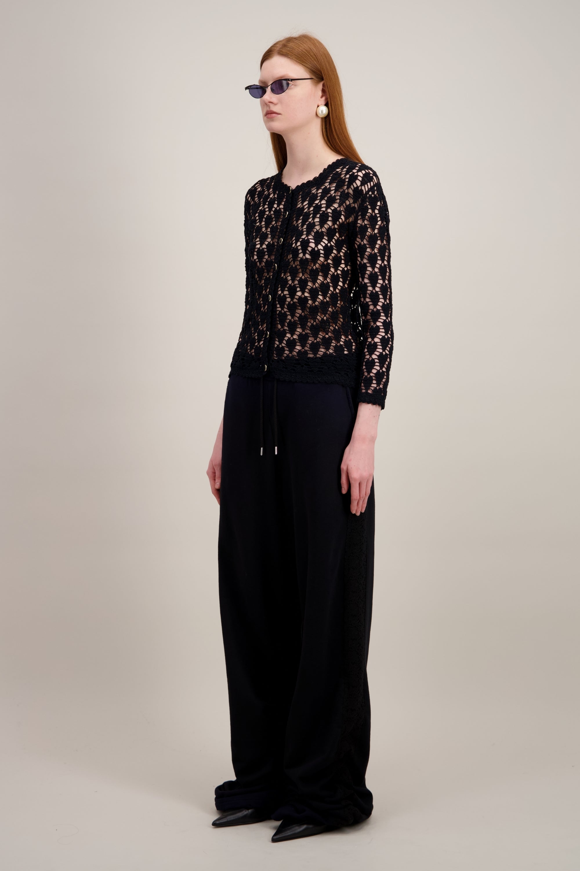 Cardigan en Crochet, Coupe droit, finitions festonnées, noir. Vu de trois quarts