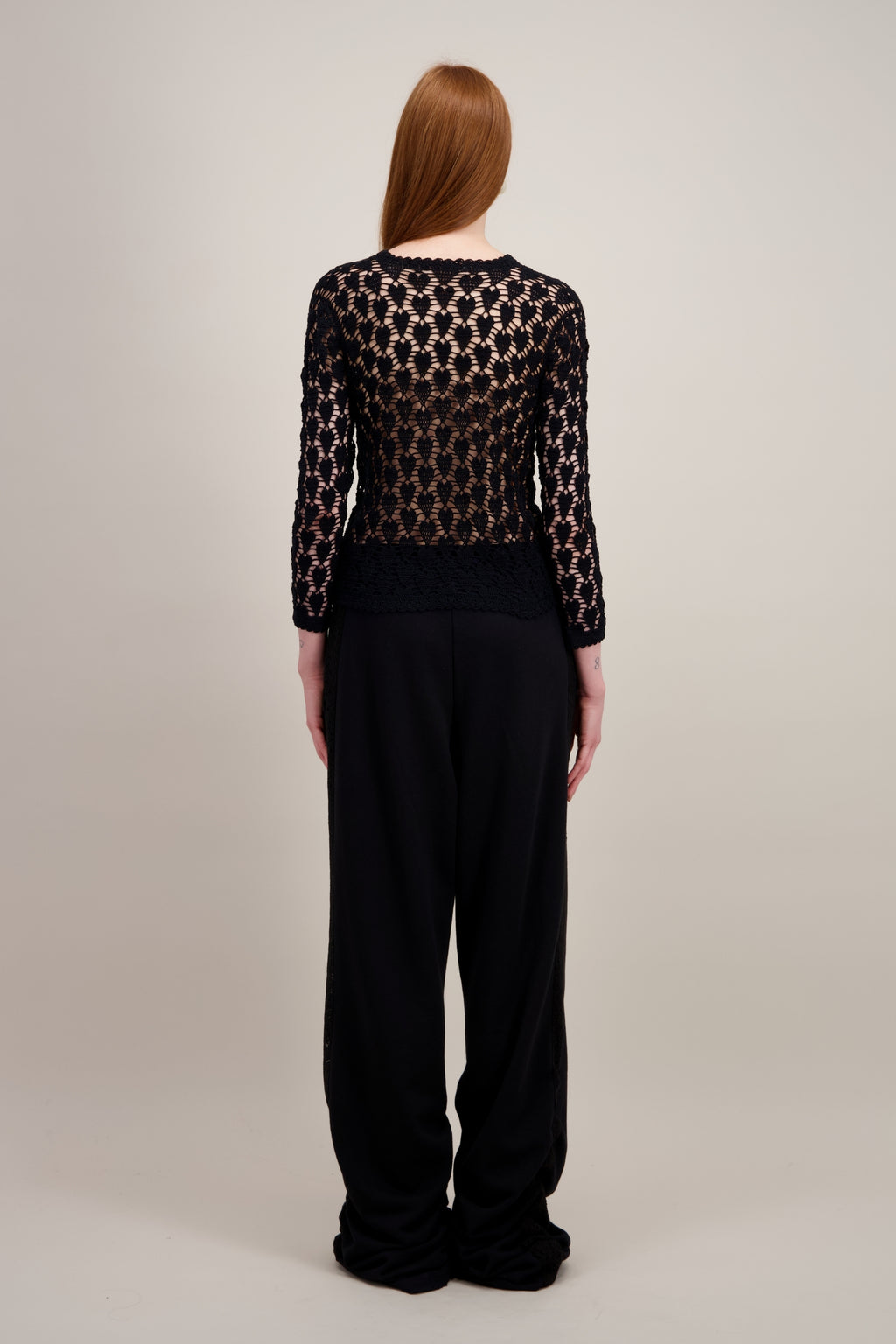 Cardigan en Crochet, Coupe droit, finitions festonnées, noir. Vu de dos