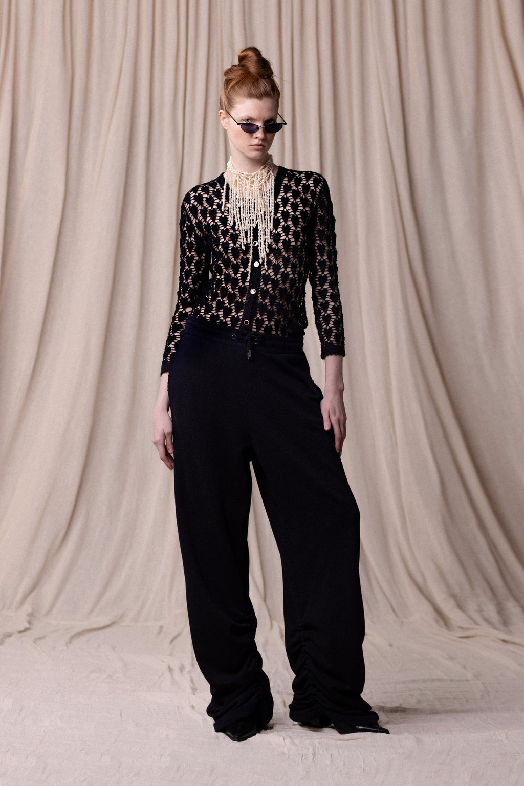 Cardigan en Crochet, Coupe droit, finitions festonnées, noir. Vu en total look