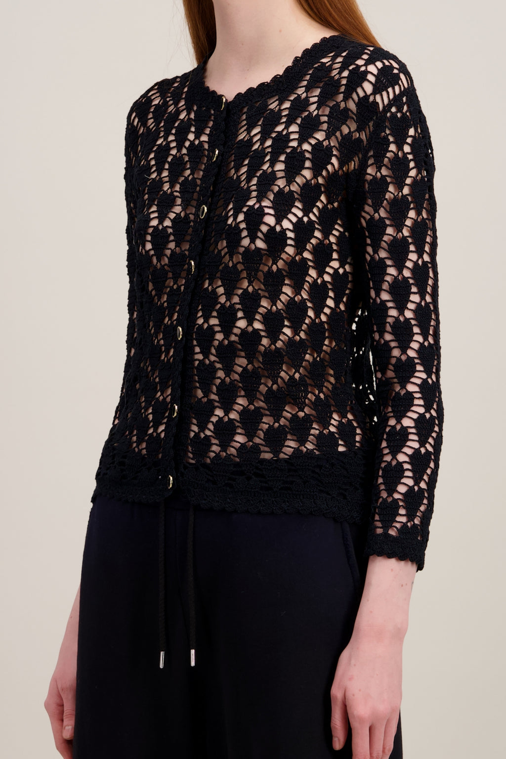 Cardigan en Crochet, Coupe droit, finitions festonnées, noir. Détails