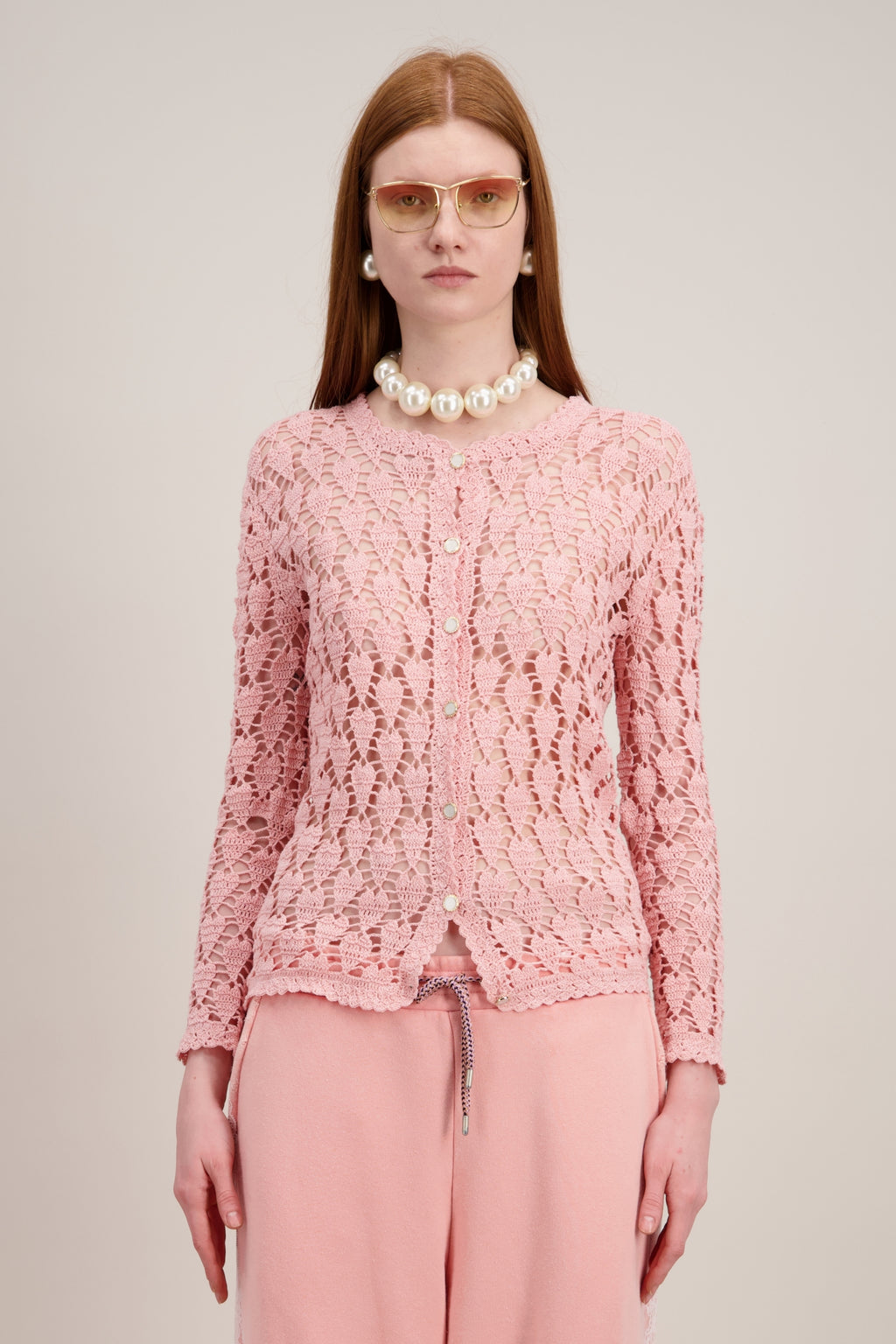Cardigan en Crochet, Coupe droit, finitions festonnées, rose. Vu en détail