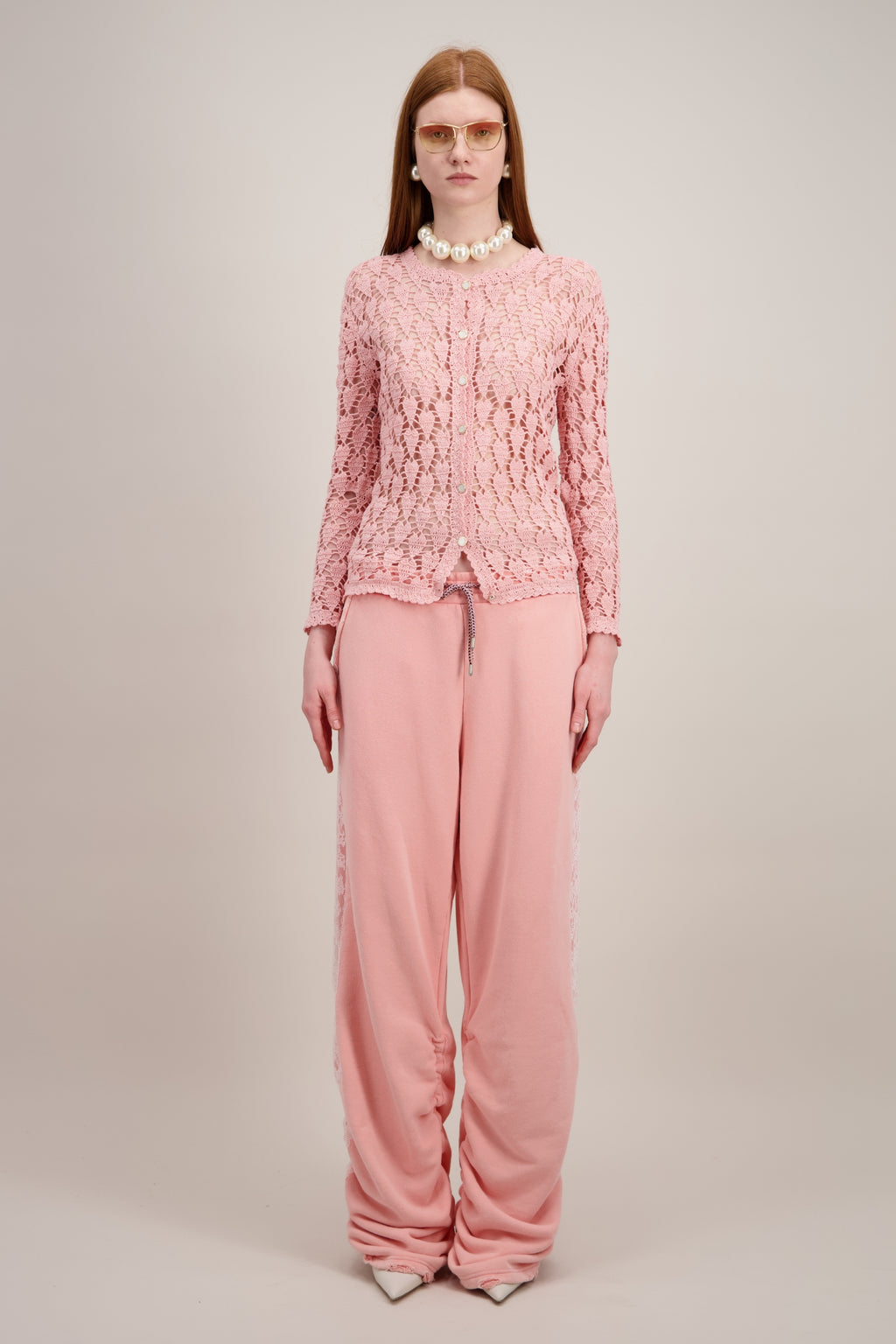 Cardigan en Crochet, Coupe droit, finitions festonnées, rose. Vu en entier