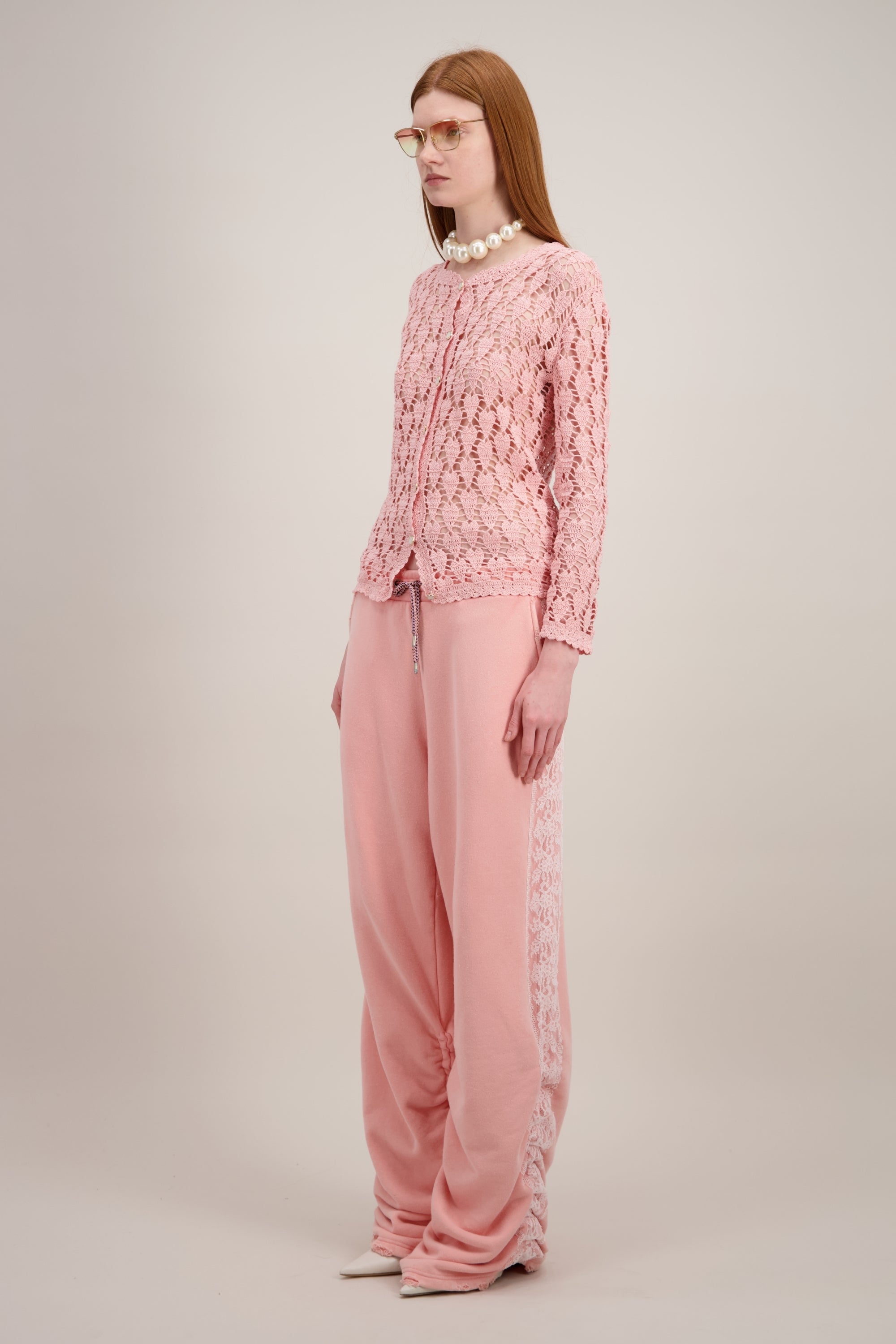 Cardigan en Crochet, Coupe droit, finitions festonnées, rose. Vu de trois quarts