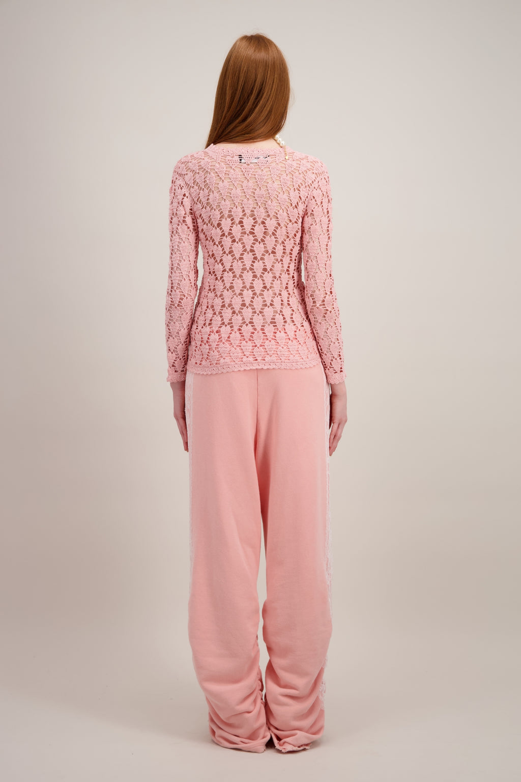 Cardigan en Crochet, Coupe droit, finitions festonnées, rose. Vu de dos