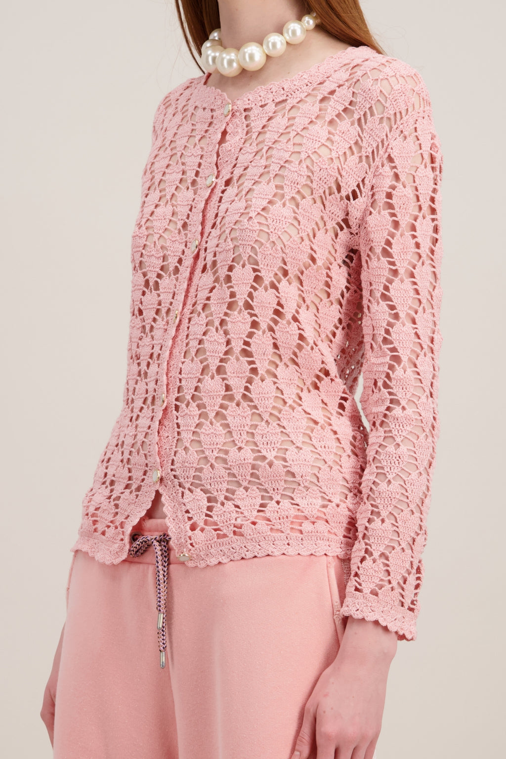 Cardigan en Crochet, Coupe droit, finitions festonnées, rose. Détails