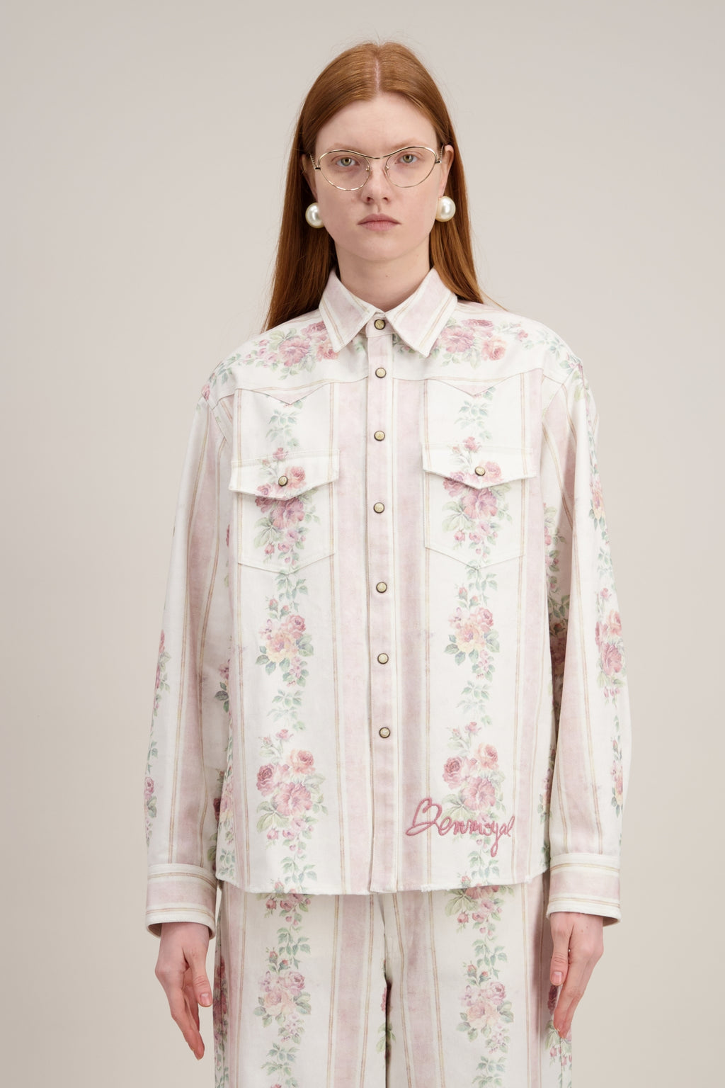 Chemise Cowboy, coupe oversize, motif papier peint vintage, beige. Vu en détail