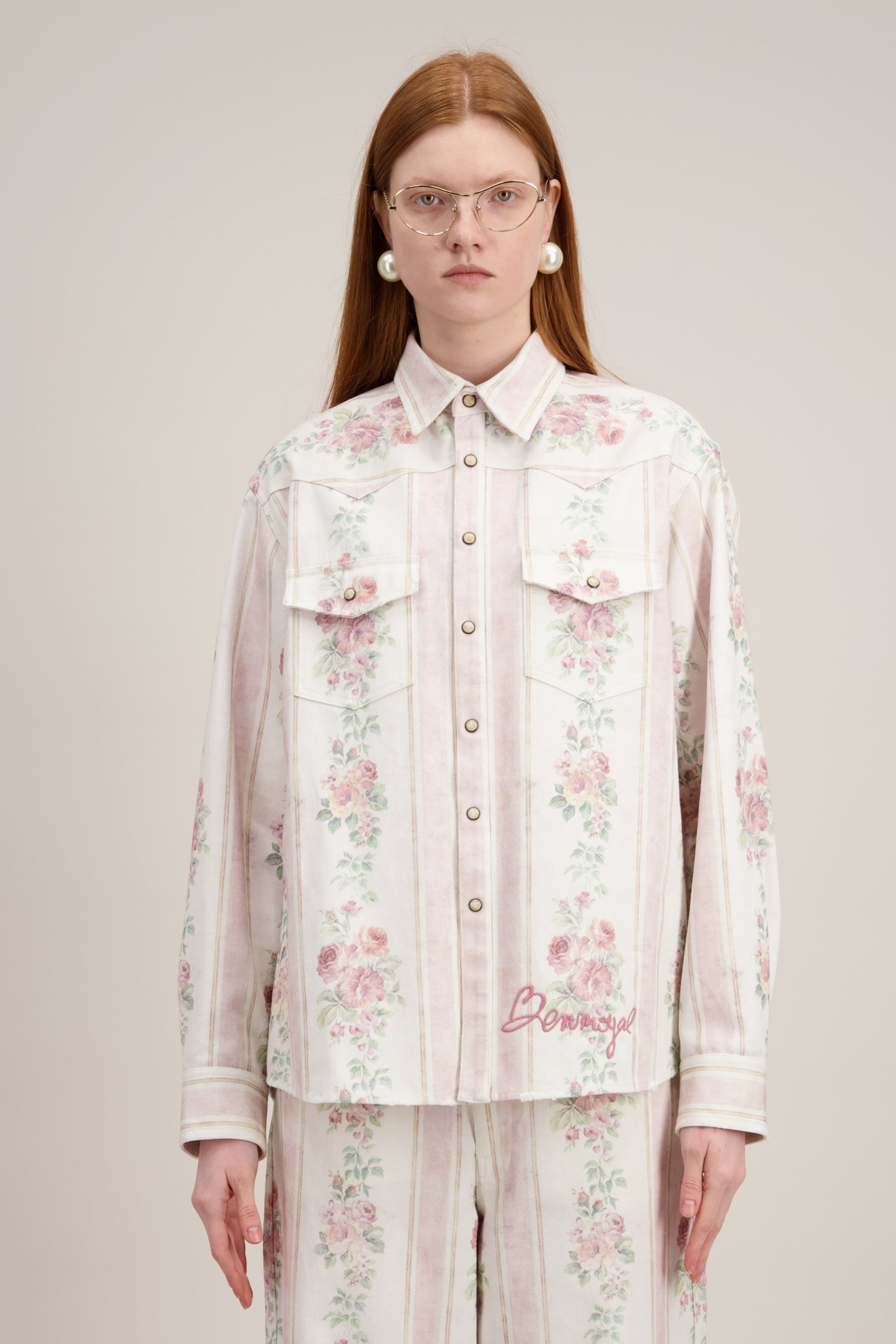 Chemise Cowboy, coupe oversize, motif papier peint vintage, beige. Vu en détail