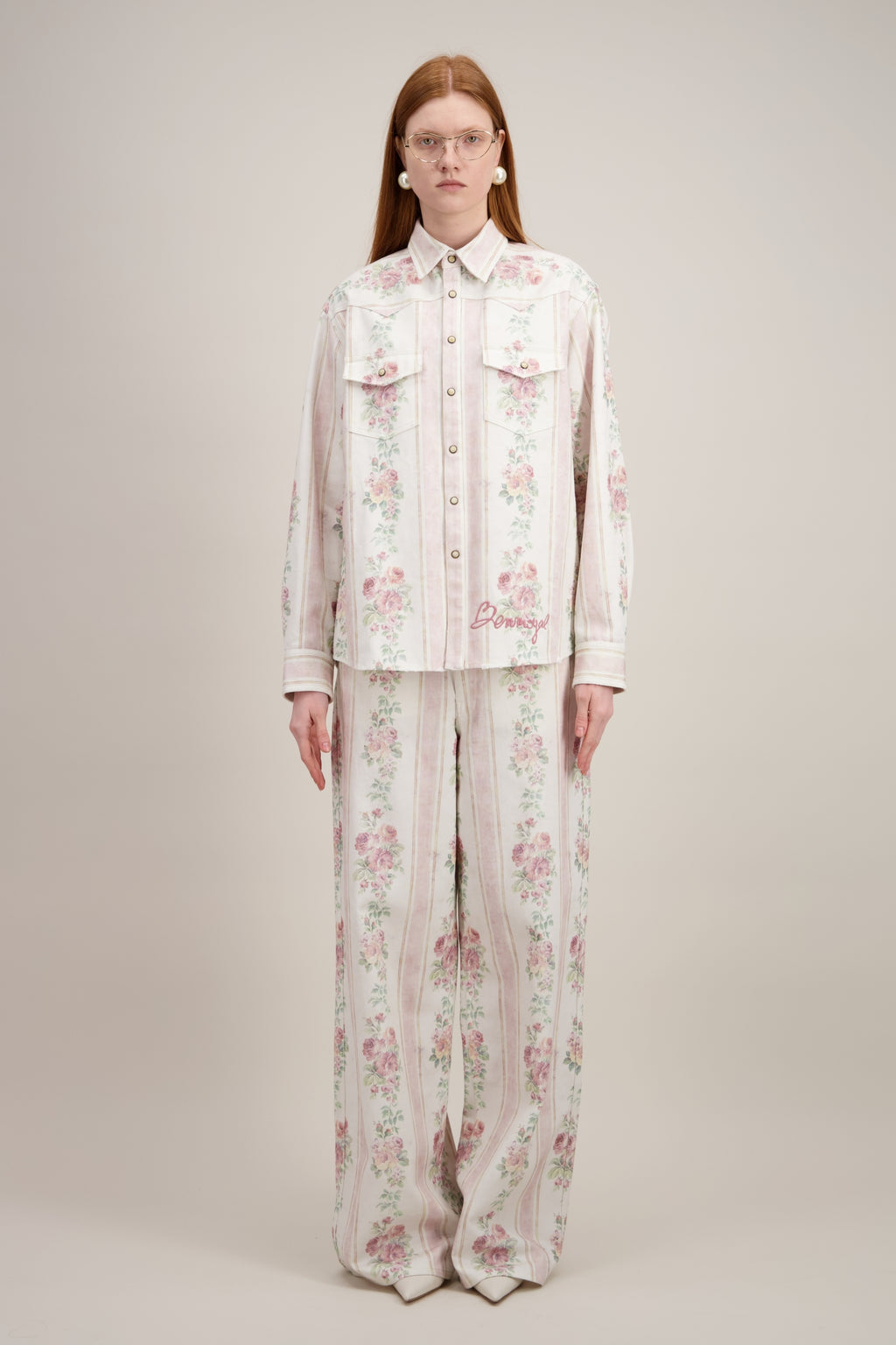 Chemise Cowboy, coupe oversize, motif papier peint vintage, beige. Vu en entier