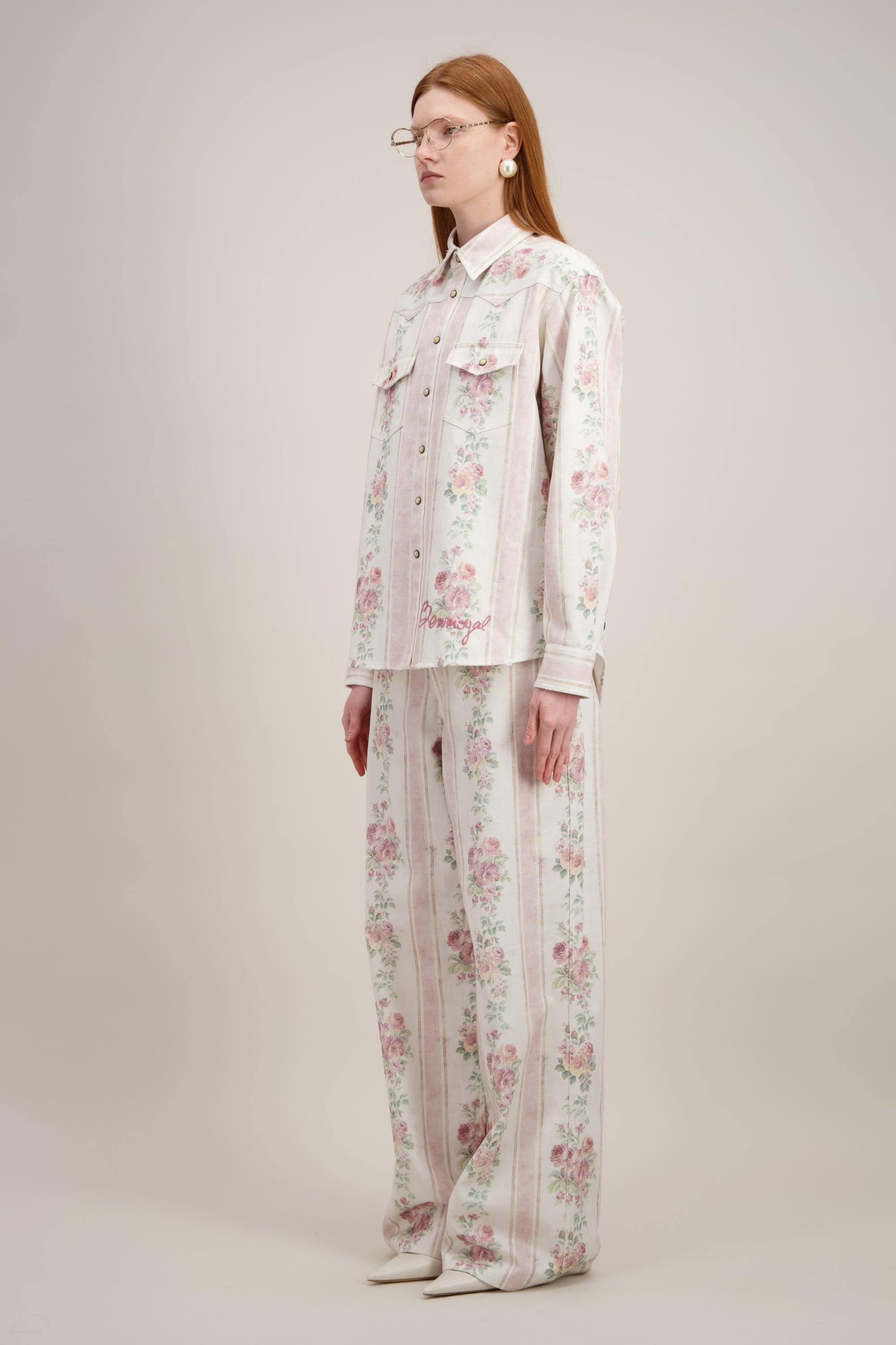 Chemise Cowboy, coupe oversize, motif papier peint vintage, beige. Vu de trois quarts