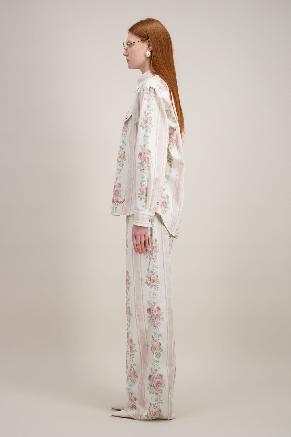 Chemise Cowboy, coupe oversize, motif papier peint vintage, beige. Vu de côté