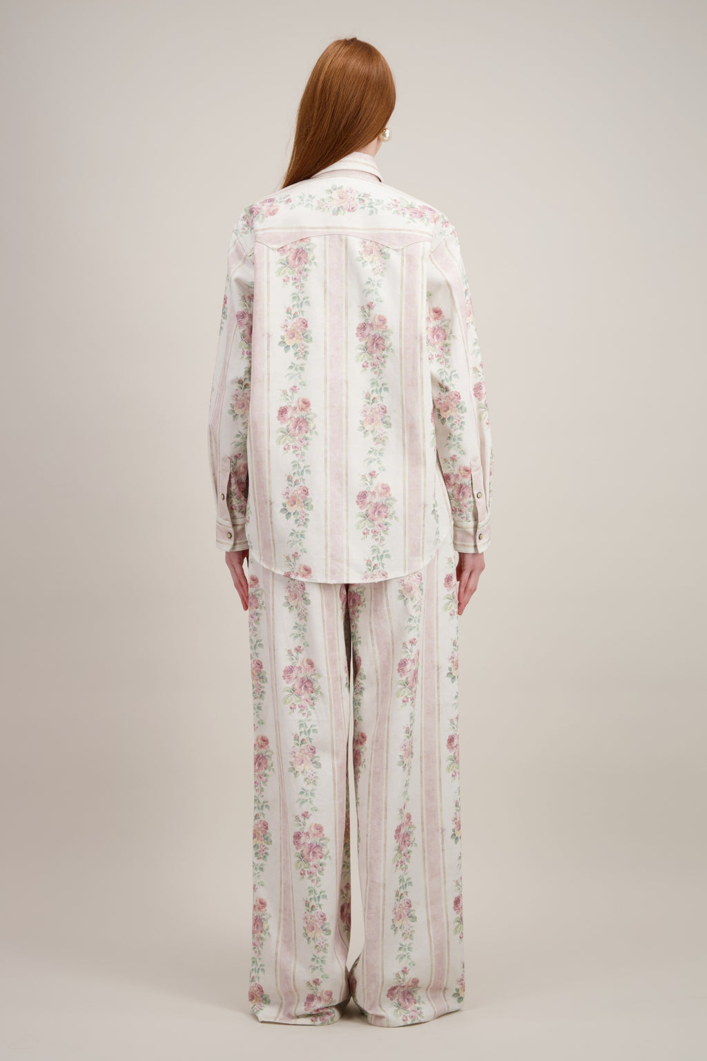 Chemise Cowboy, coupe oversize, motif papier peint vintage, beige. Vu de dos