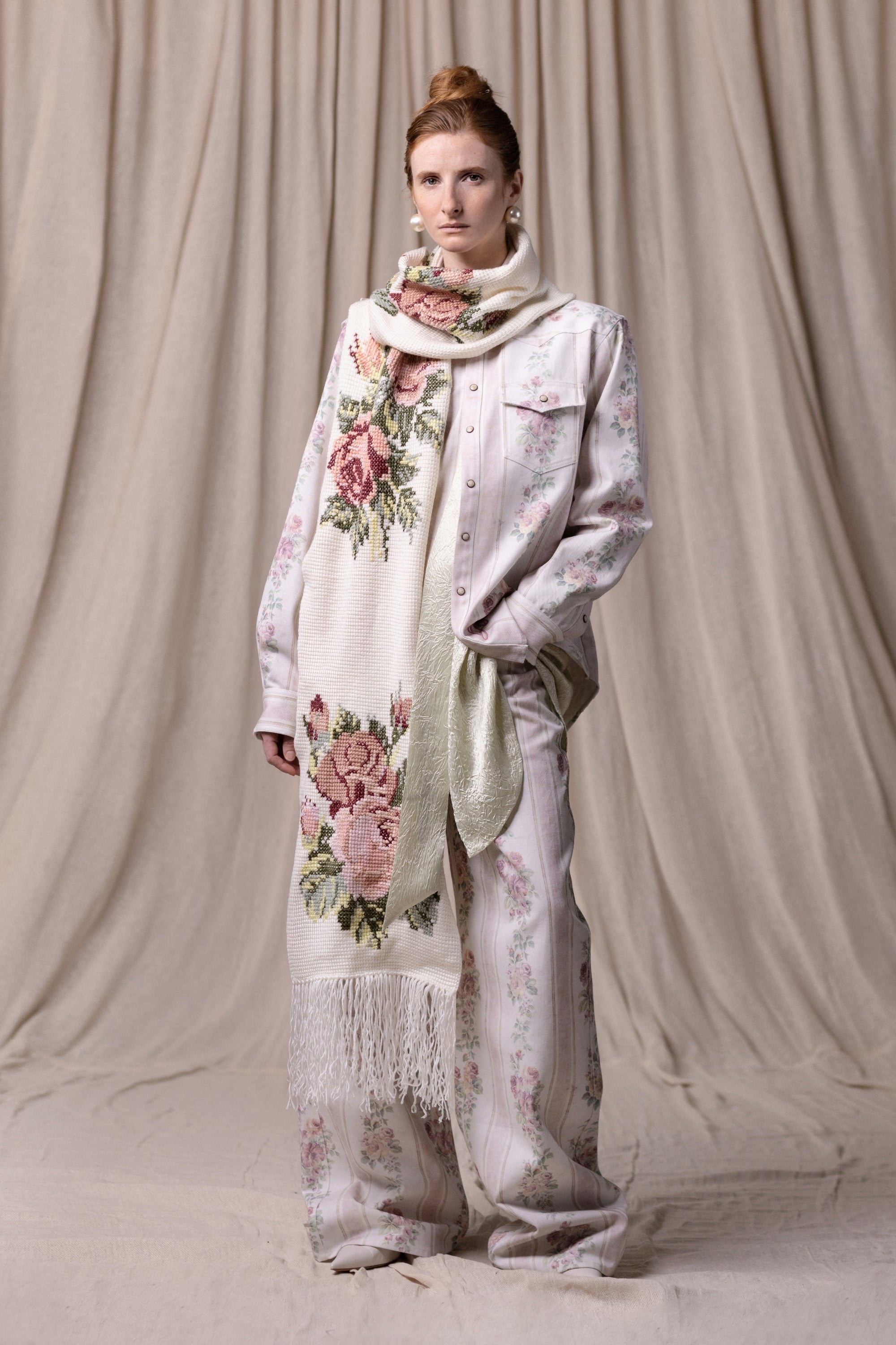 Chemise Cowboy, coupe oversize, motif papier peint vintage, beige. Vu en total look