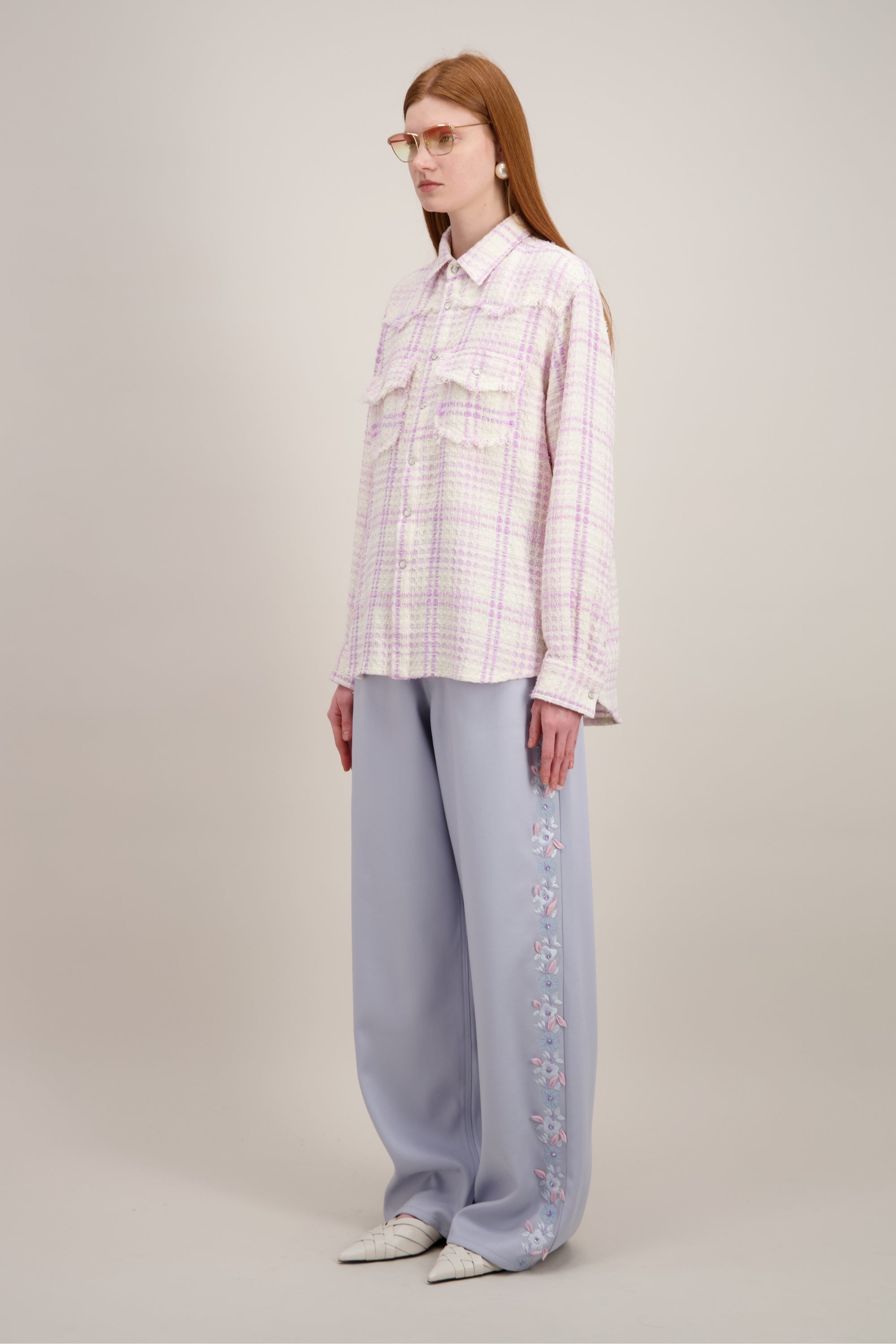 Chemise Cowboy, coupe oversize, tweed rose texturé. Vu de trois quarts