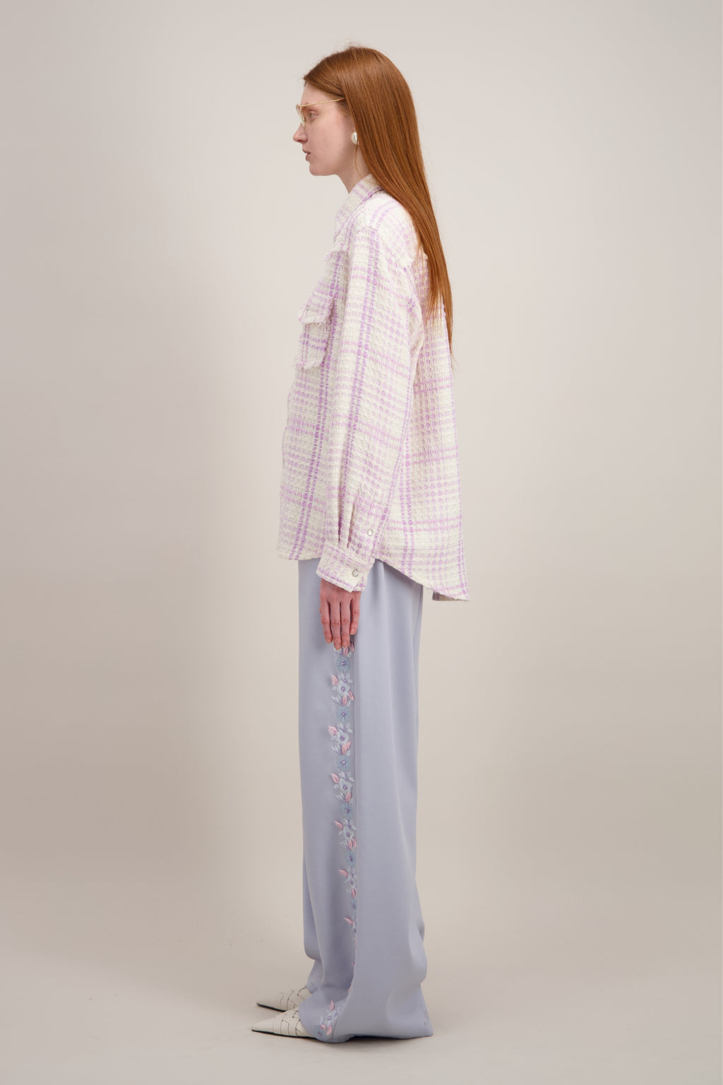 Chemise Cowboy, coupe oversize, tweed rose texturé. Vu de côté