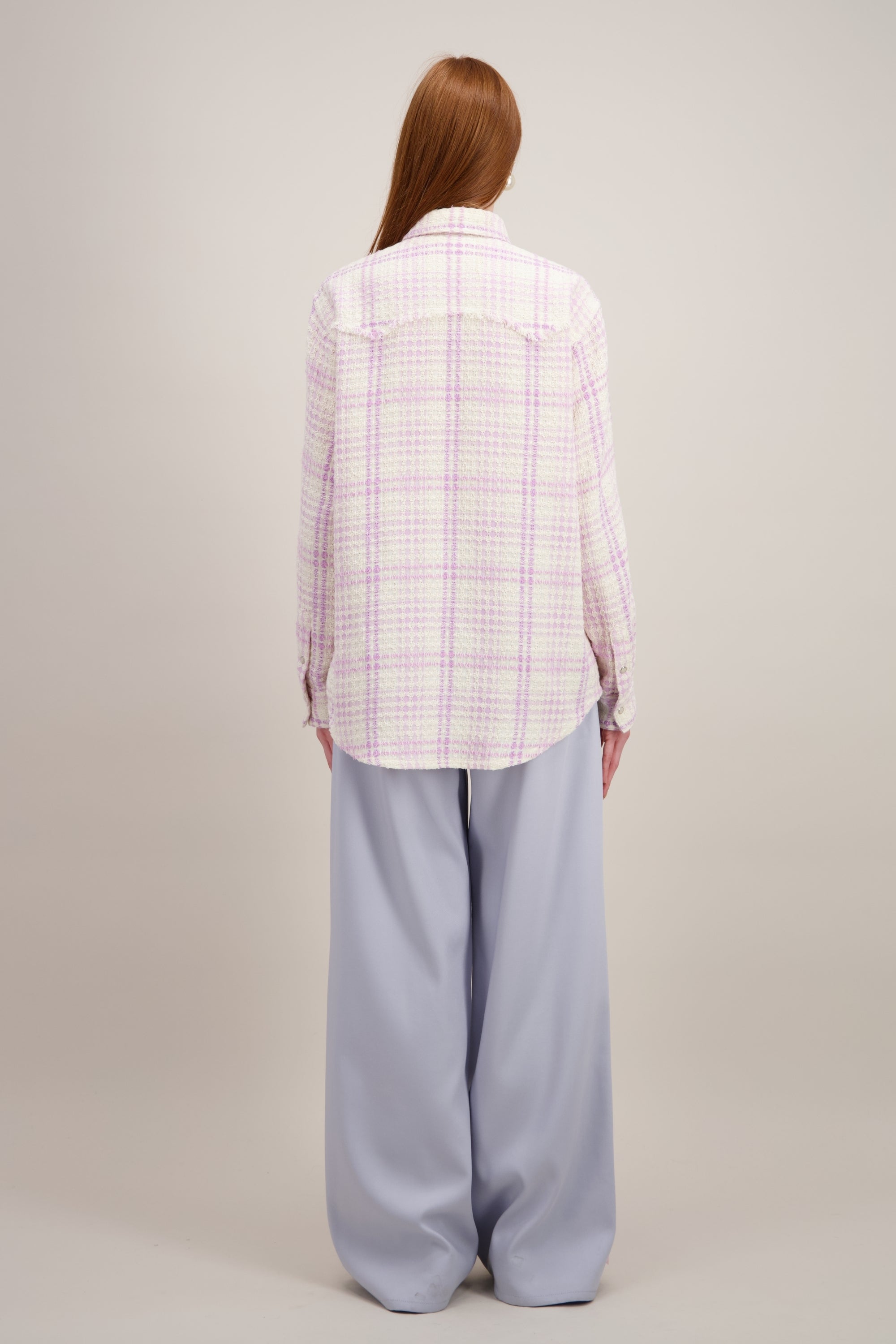 Chemise Cowboy, coupe oversize, tweed rose texturé. Vu de dos