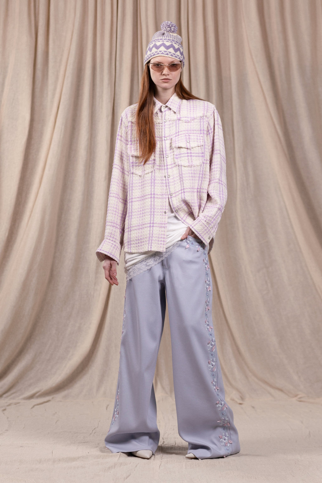 Chemise Cowboy, coupe oversize, tweed rose texturé. Vu en total look