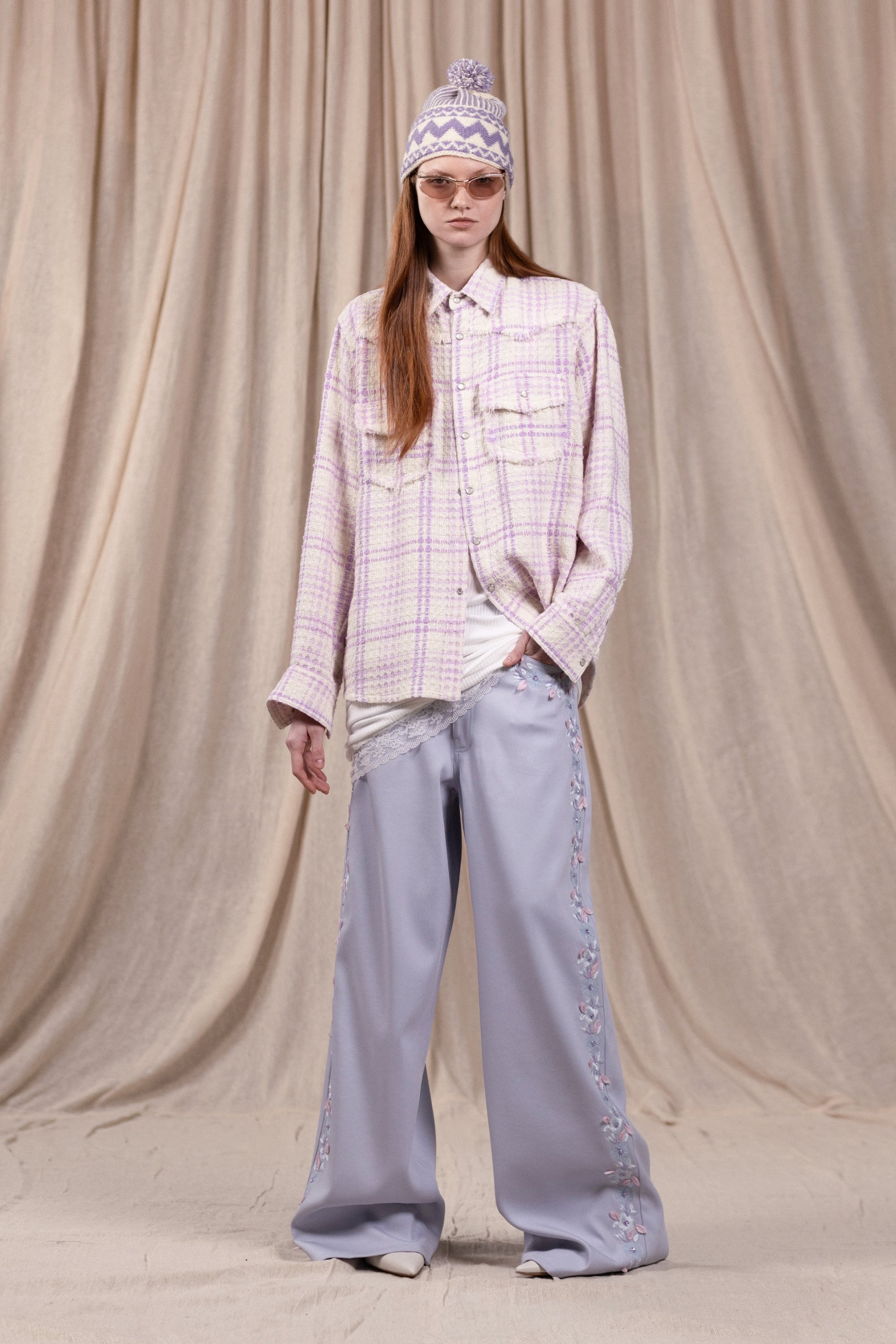 Chemise Cowboy, coupe oversize, tweed rose texturé. Vu en total look