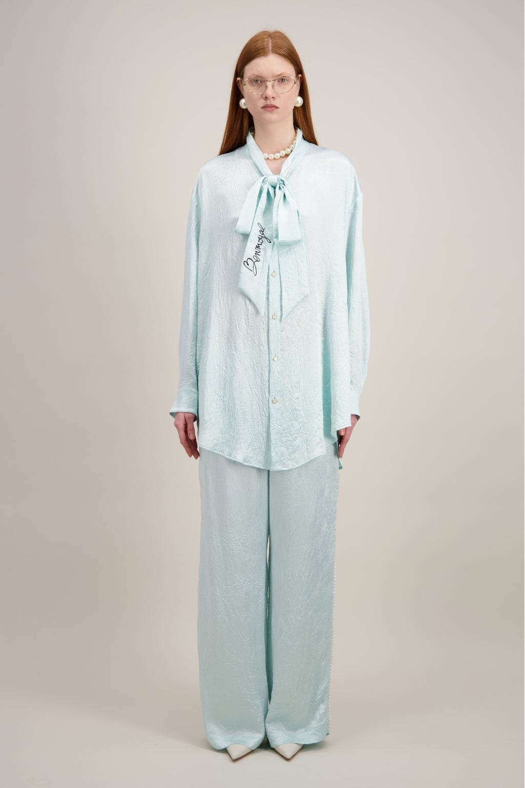Chemise Lavallière, Coupe oversize, bleu ciel. Vu en entier