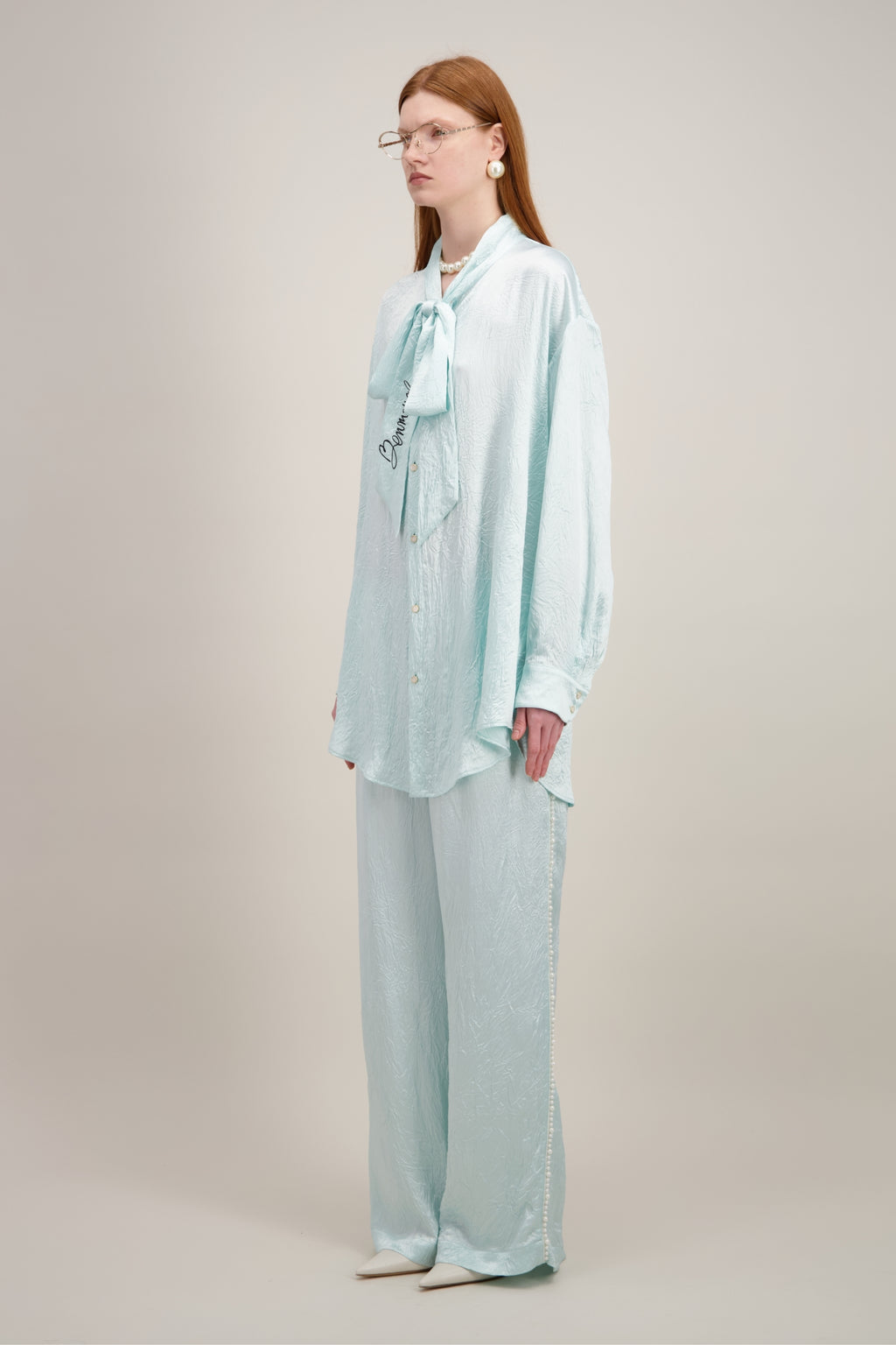 Chemise Lavallière, Coupe oversize, bleu ciel. Vu de trois quarts