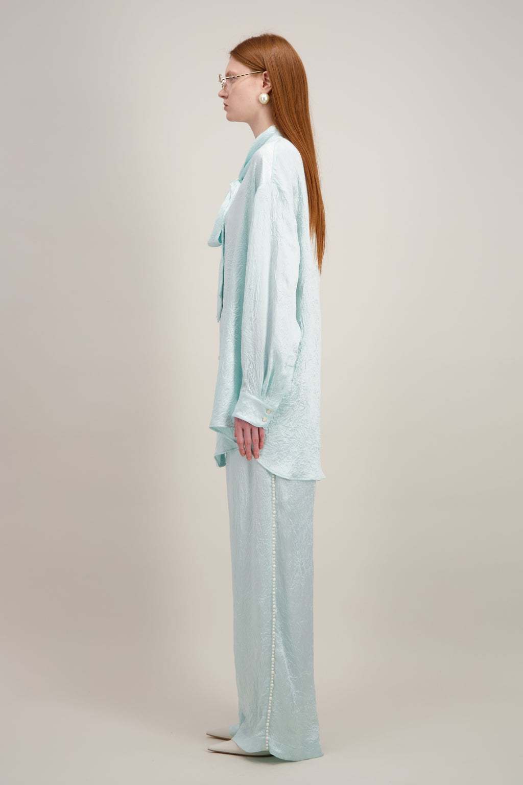 Chemise Lavallière, Coupe oversize, bleu ciel. Vu de côté