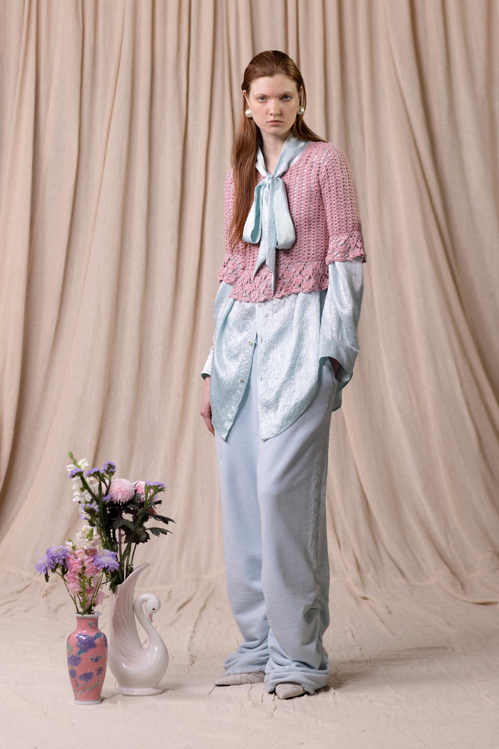 Chemise Lavallière, Coupe oversize, bleu ciel. Vu en total look