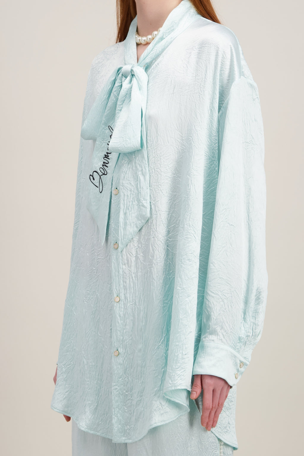 Chemise Lavallière, Coupe oversize, bleu ciel. Détails