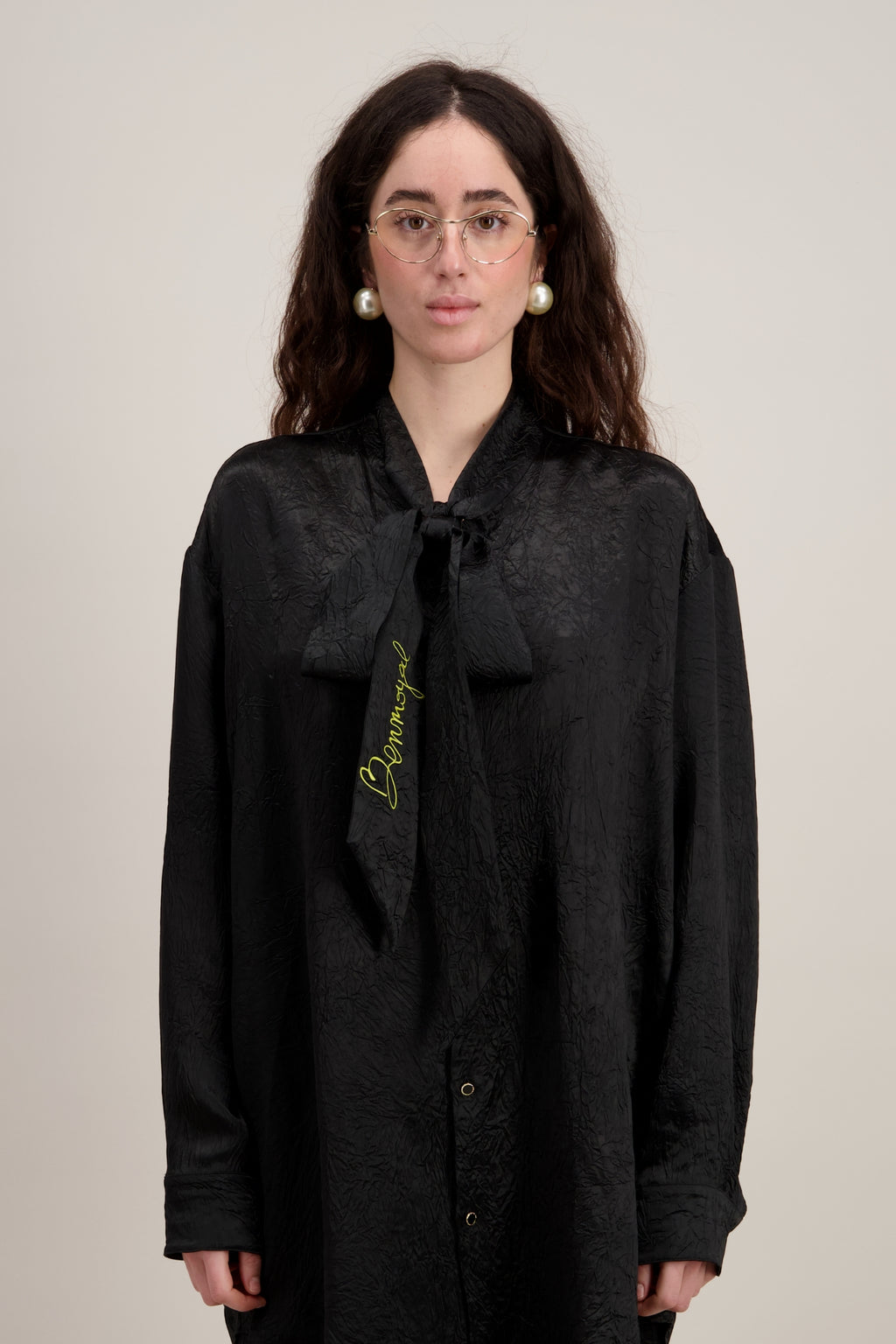 Chemise Lavallière, Coupe oversize, noir. Vu en détail