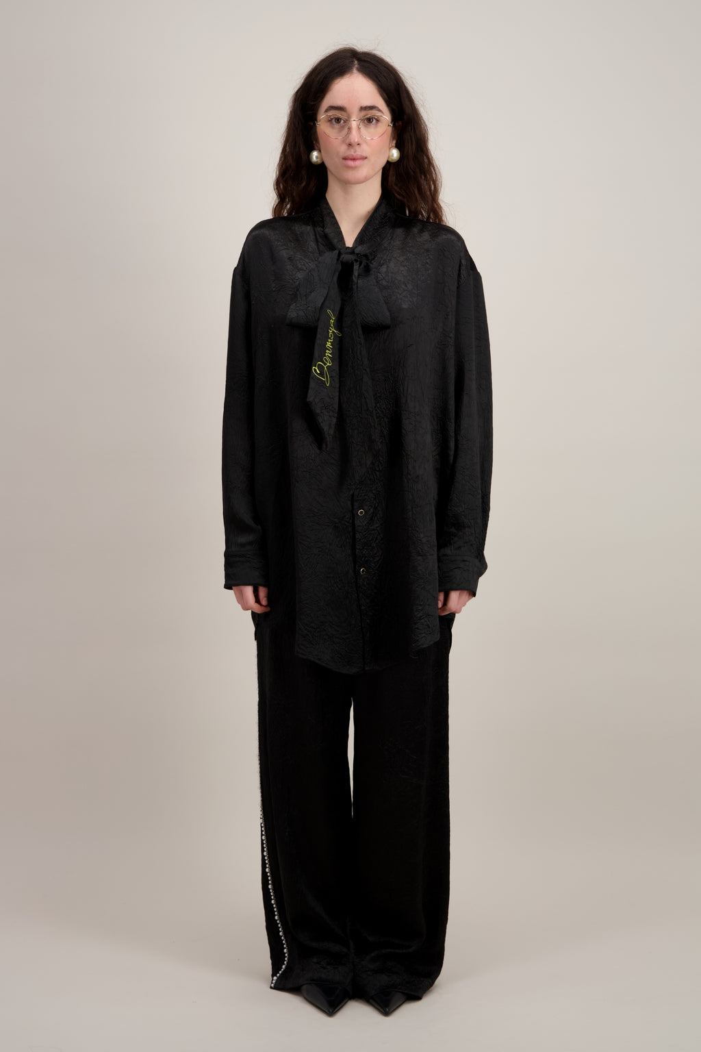 Chemise Lavallière, Coupe oversize, noir. Vu en entier