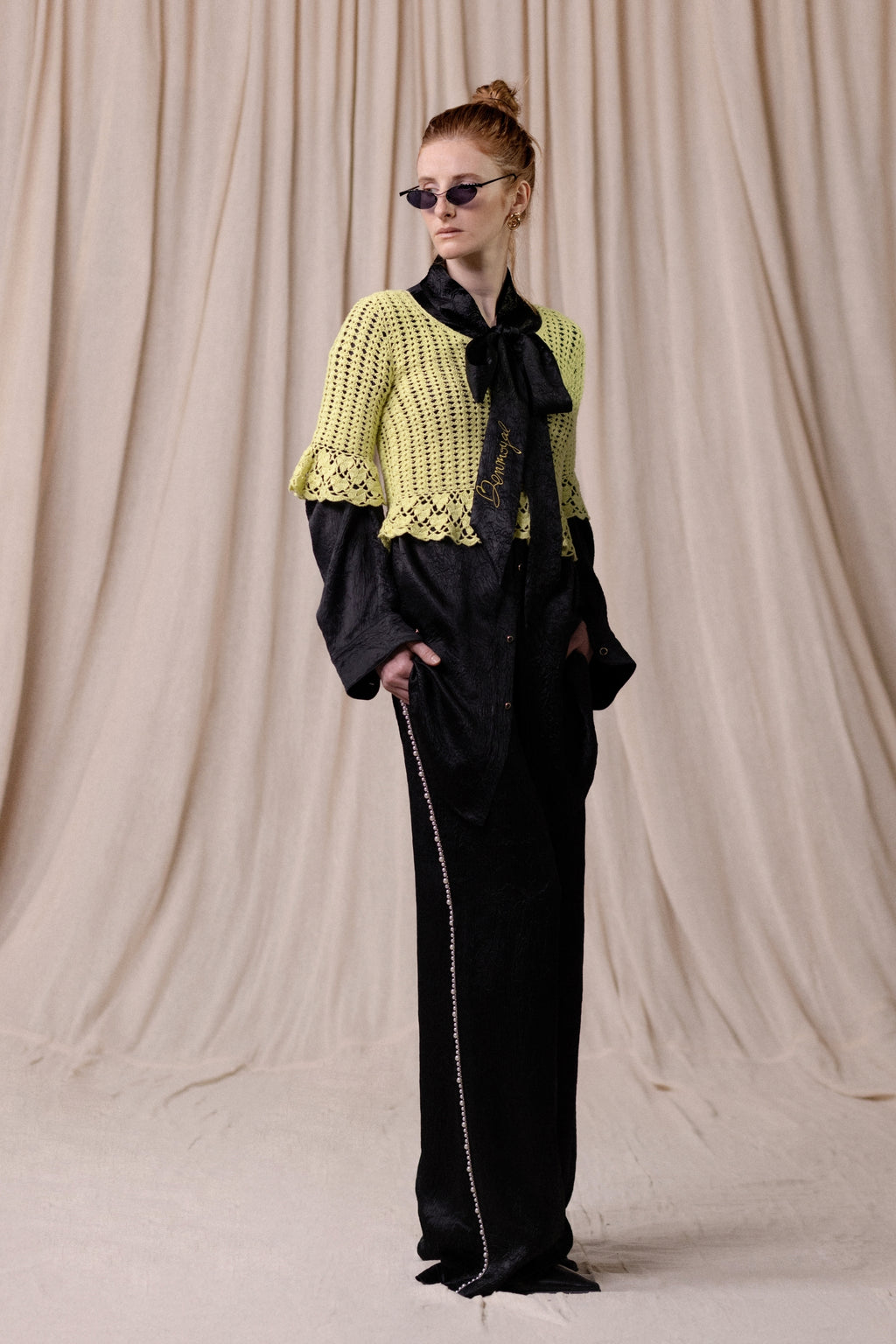 Chemise Lavallière, Coupe oversize, noir. Vu en total look