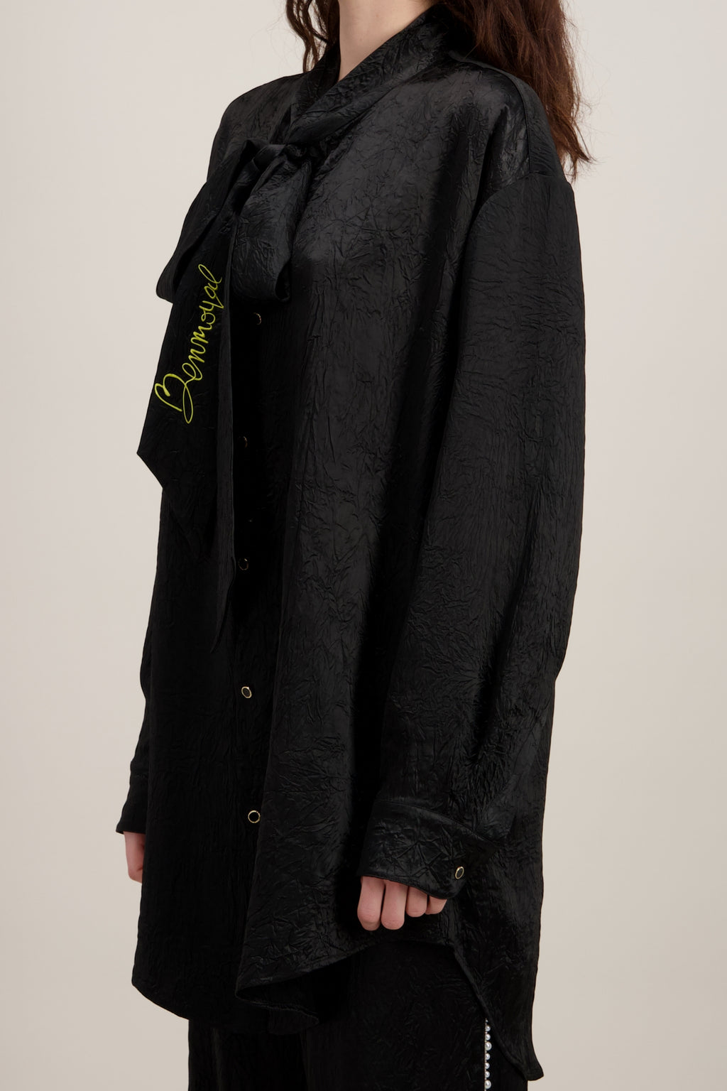 Chemise Lavallière, Coupe oversize, noir. Détails