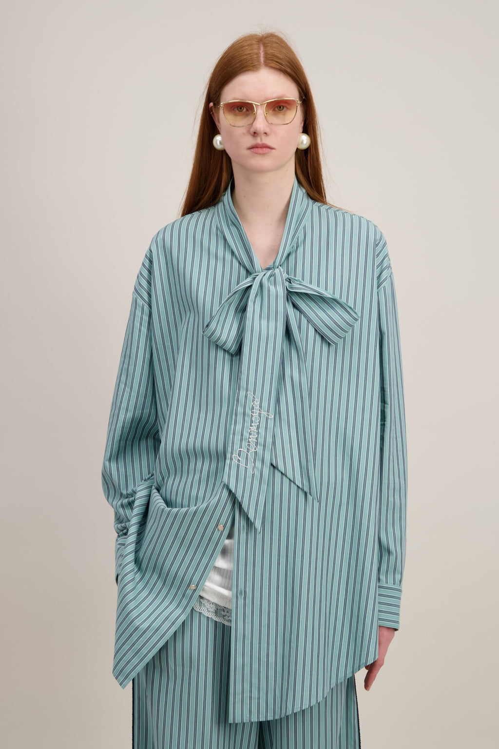 Chemise Lavallière, Coupe oversize, vert. Vu en détail