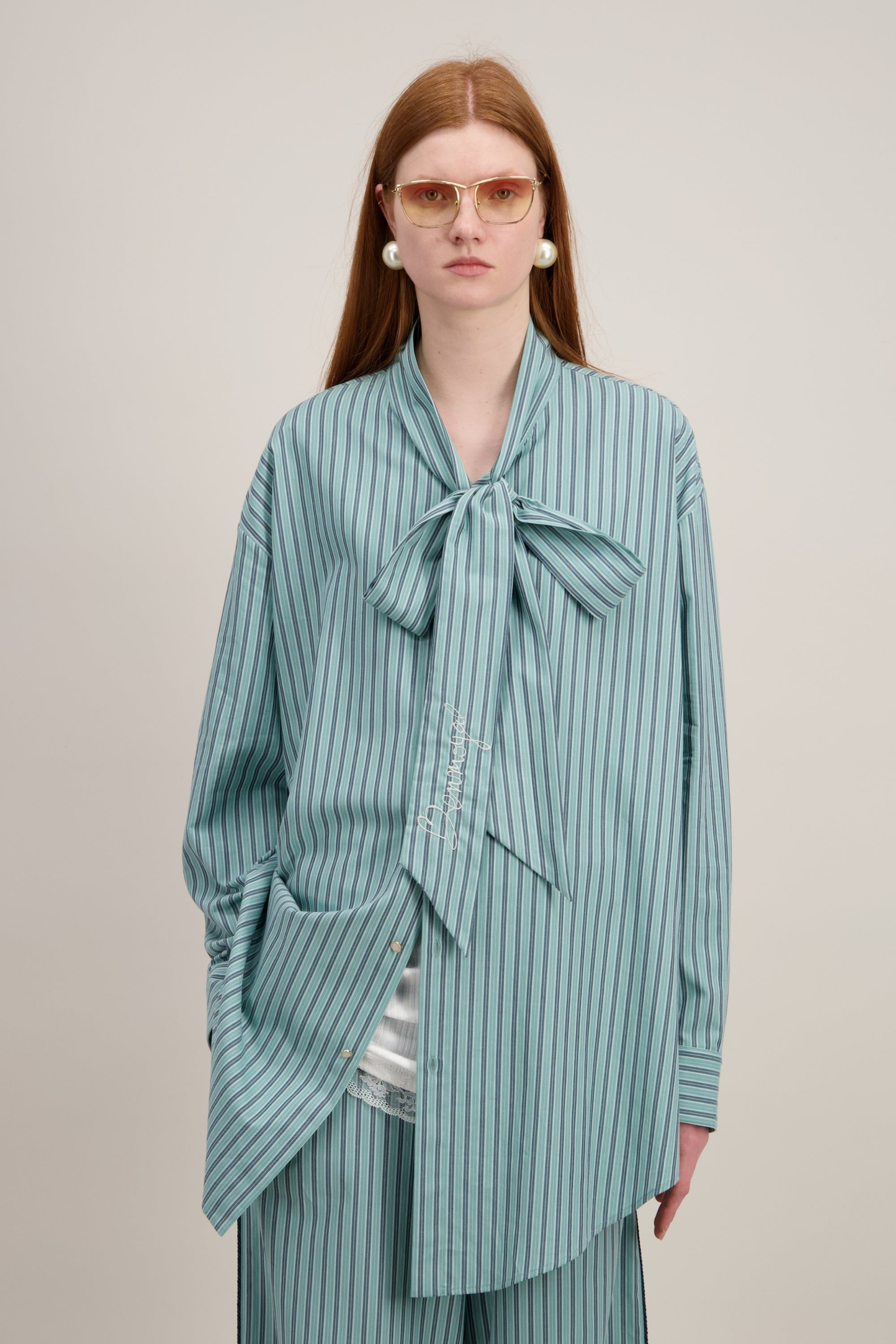 Chemise Lavallière, Coupe oversize, vert. Vu en détail