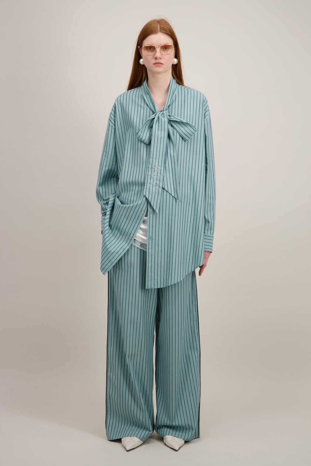 Chemise Lavallière, Coupe oversize, vert. Vu en entier