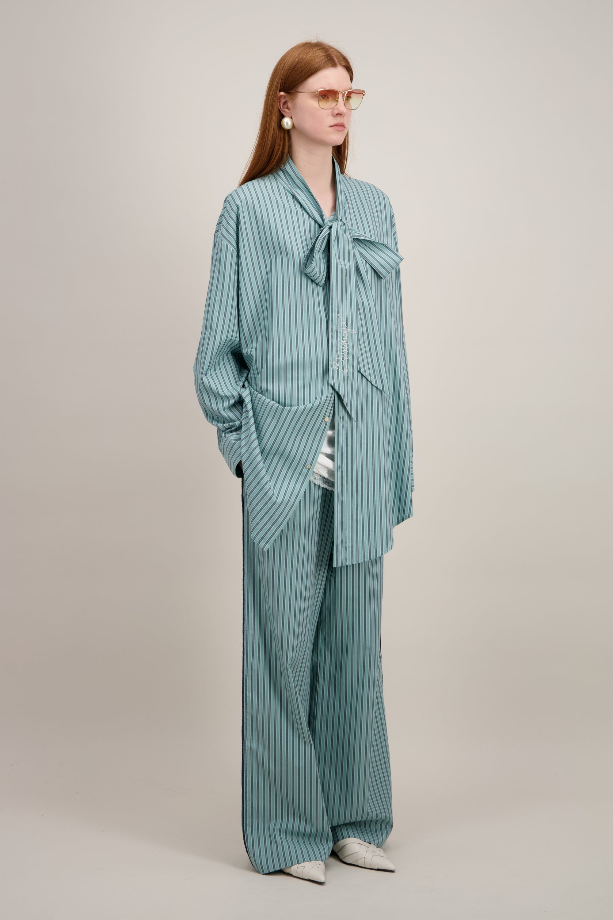 Chemise Lavallière, Coupe oversize, vert. Vu de trois quarts