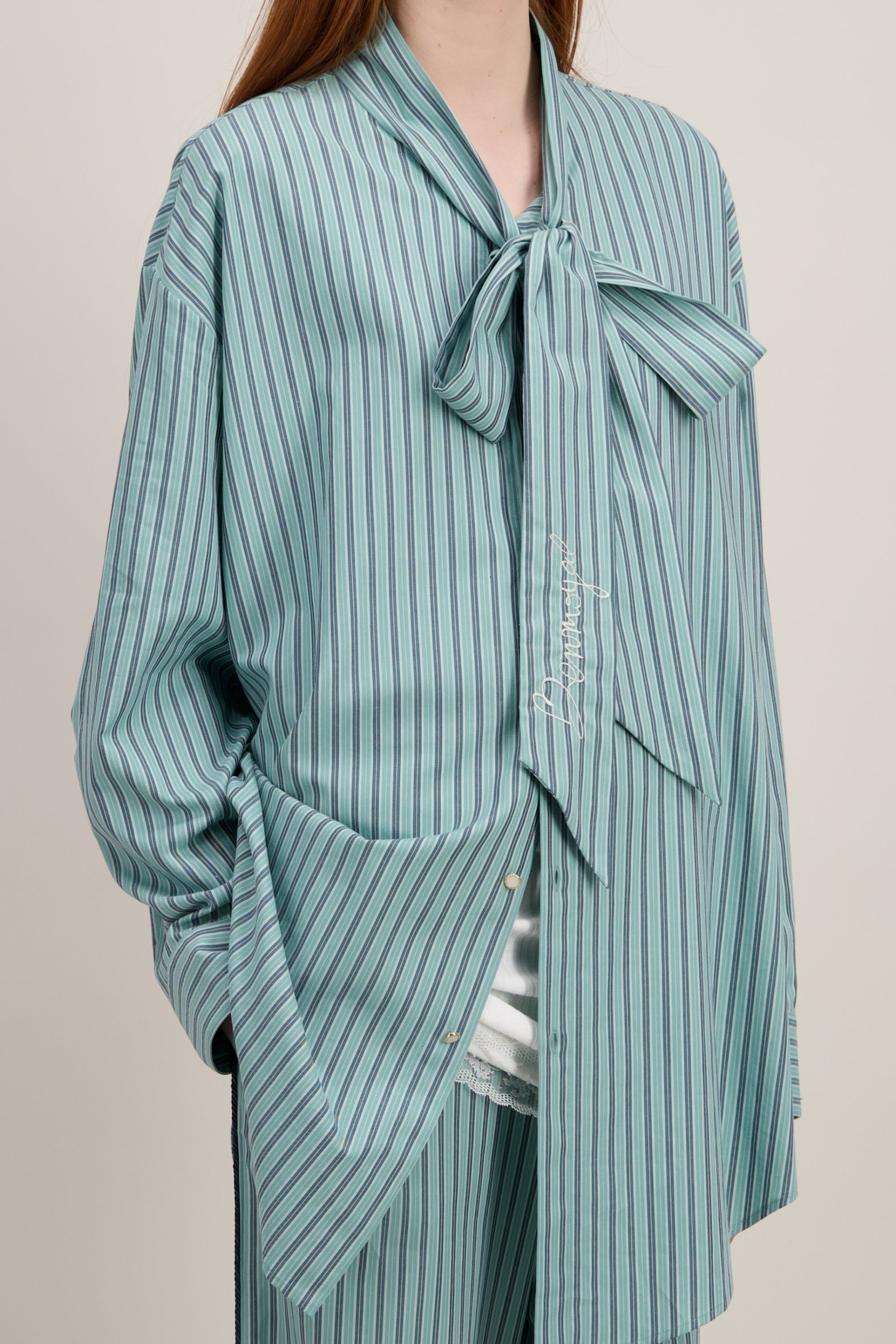 Chemise Lavallière, Coupe oversize, vert. Détails