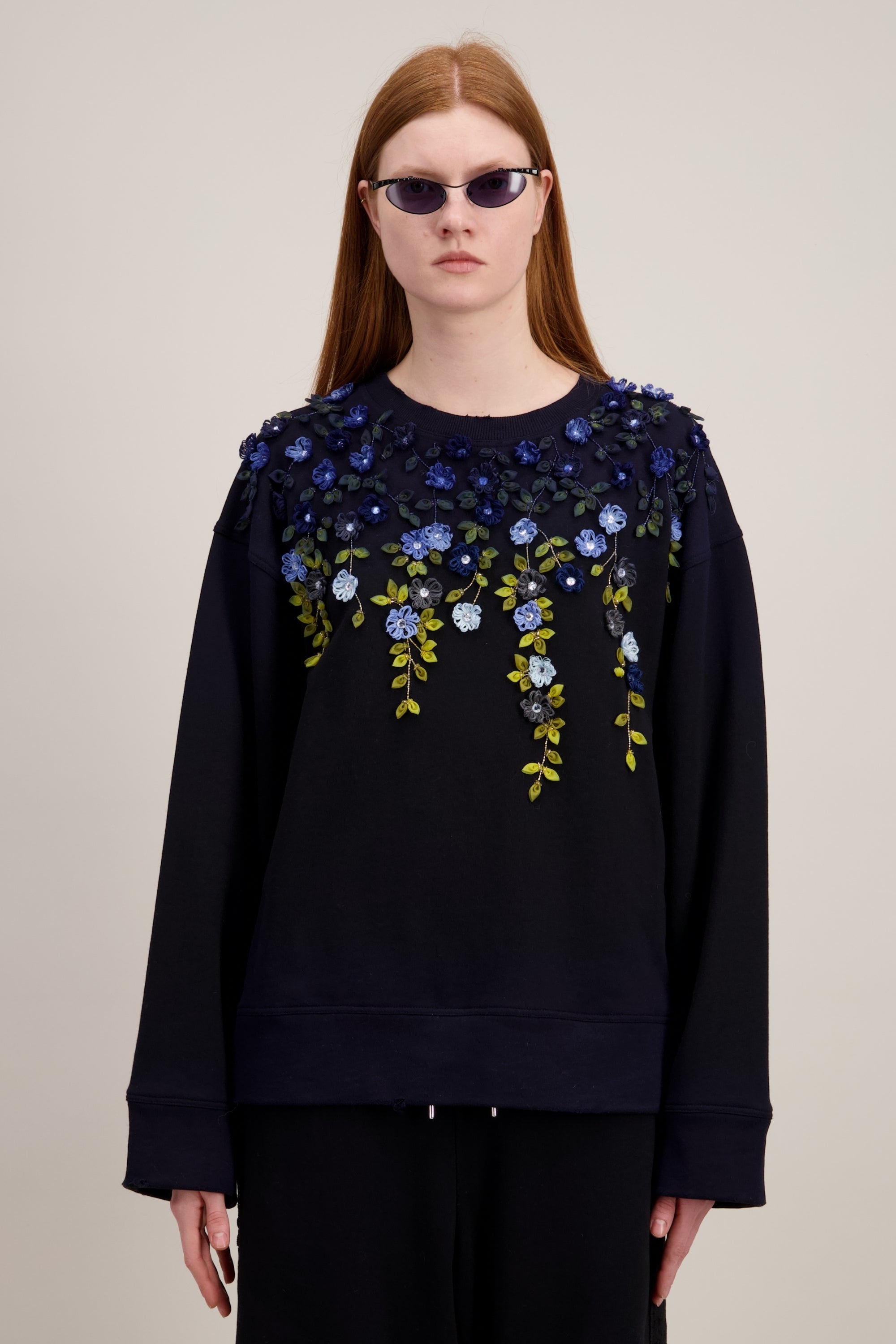 Tsweat-shirt transcendé par une broderie 3D mêlant fils, fils et cristaux", Col rond, noir. Vu en détail