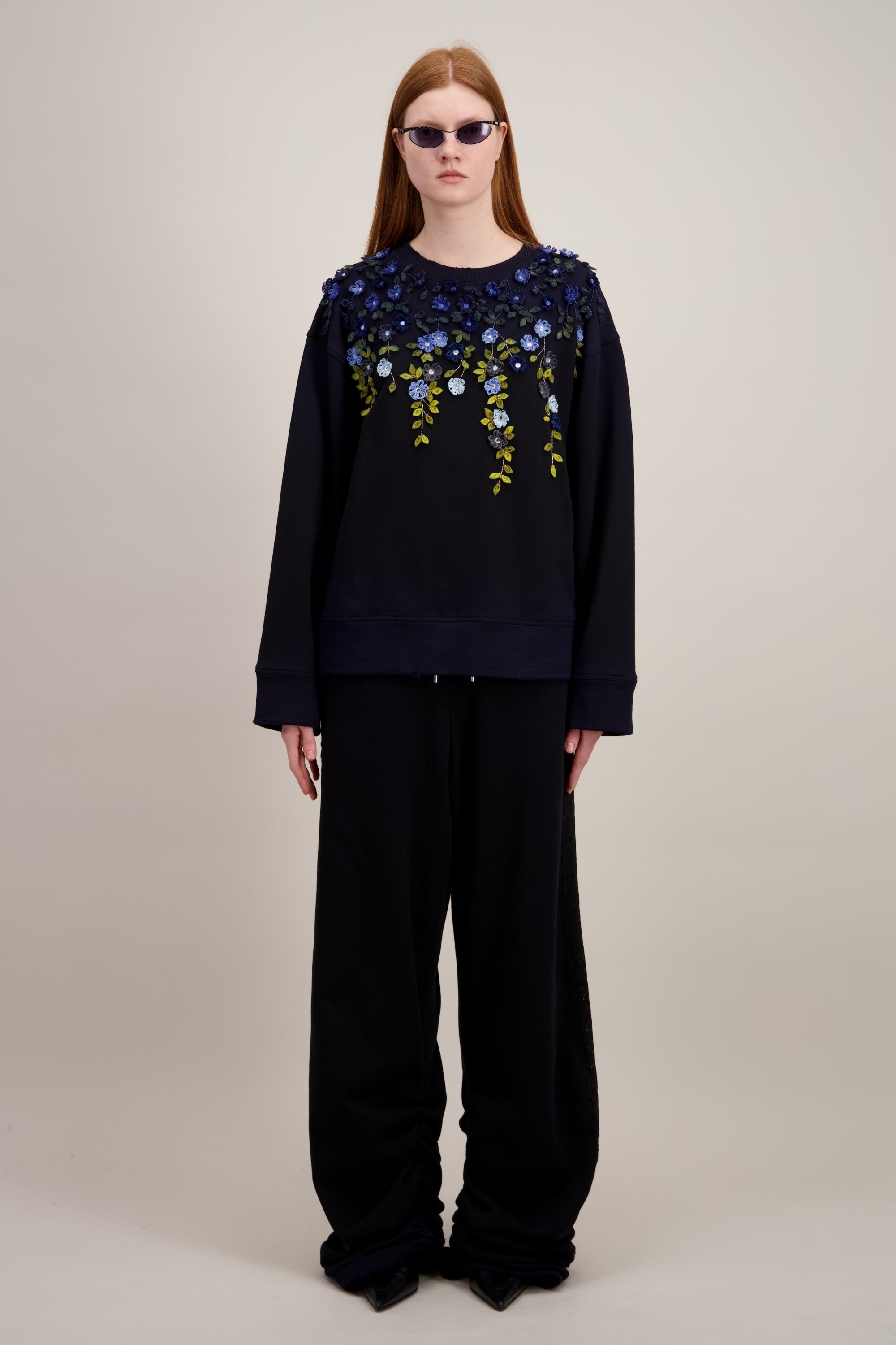 Tsweat-shirt transcendé par une broderie 3D mêlant fils, fils et cristaux", Col rond, noir. Vu en entier