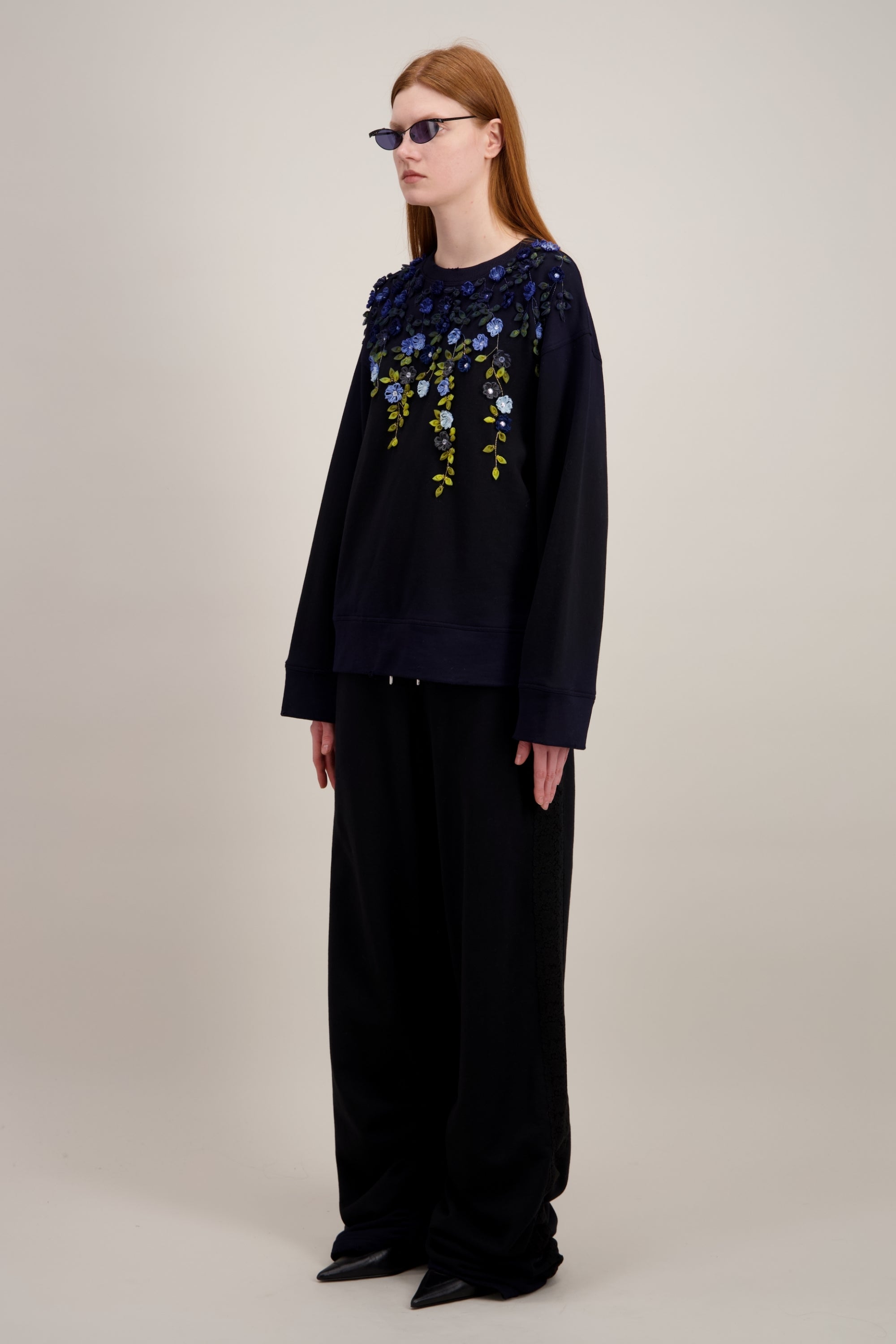 Tsweat-shirt transcendé par une broderie 3D mêlant fils, fils et cristaux", Col rond, noir. Vu de trois quarts