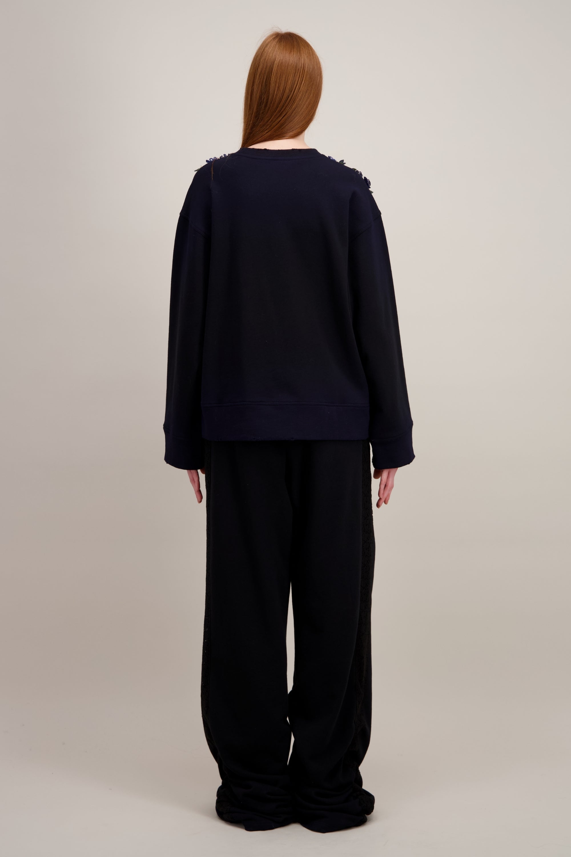 Tsweat-shirt transcendé par une broderie 3D mêlant fils, fils et cristaux", Col rond, noir. Vu de dos