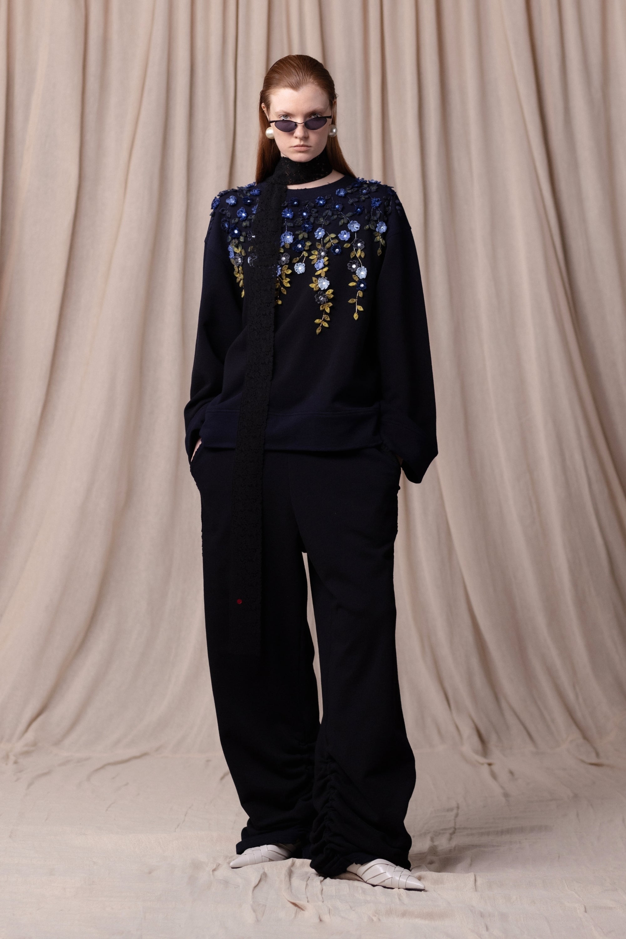 Tsweat-shirt transcendé par une broderie 3D mêlant fils, fils et cristaux", Col rond, noir. Vu en total look