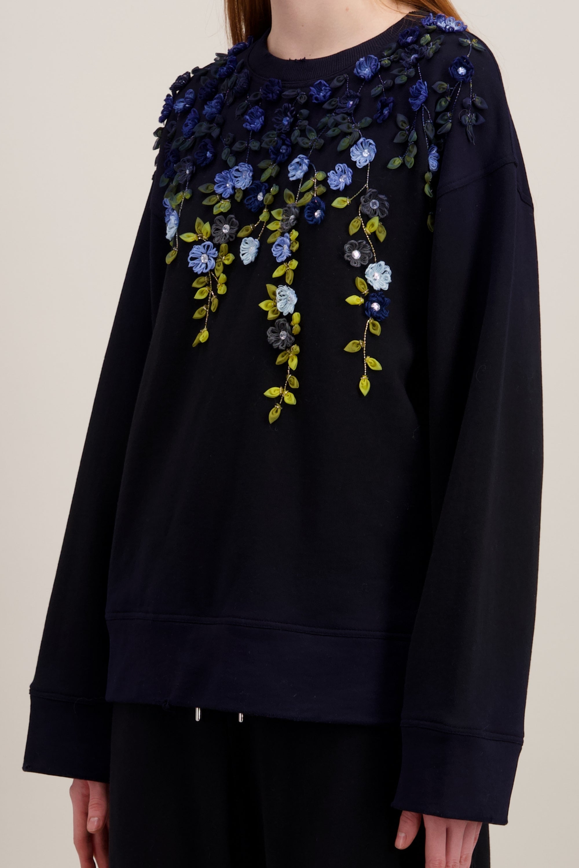 Tsweat-shirt transcendé par une broderie 3D mêlant fils, fils et cristaux", Col rond, noir. Détails