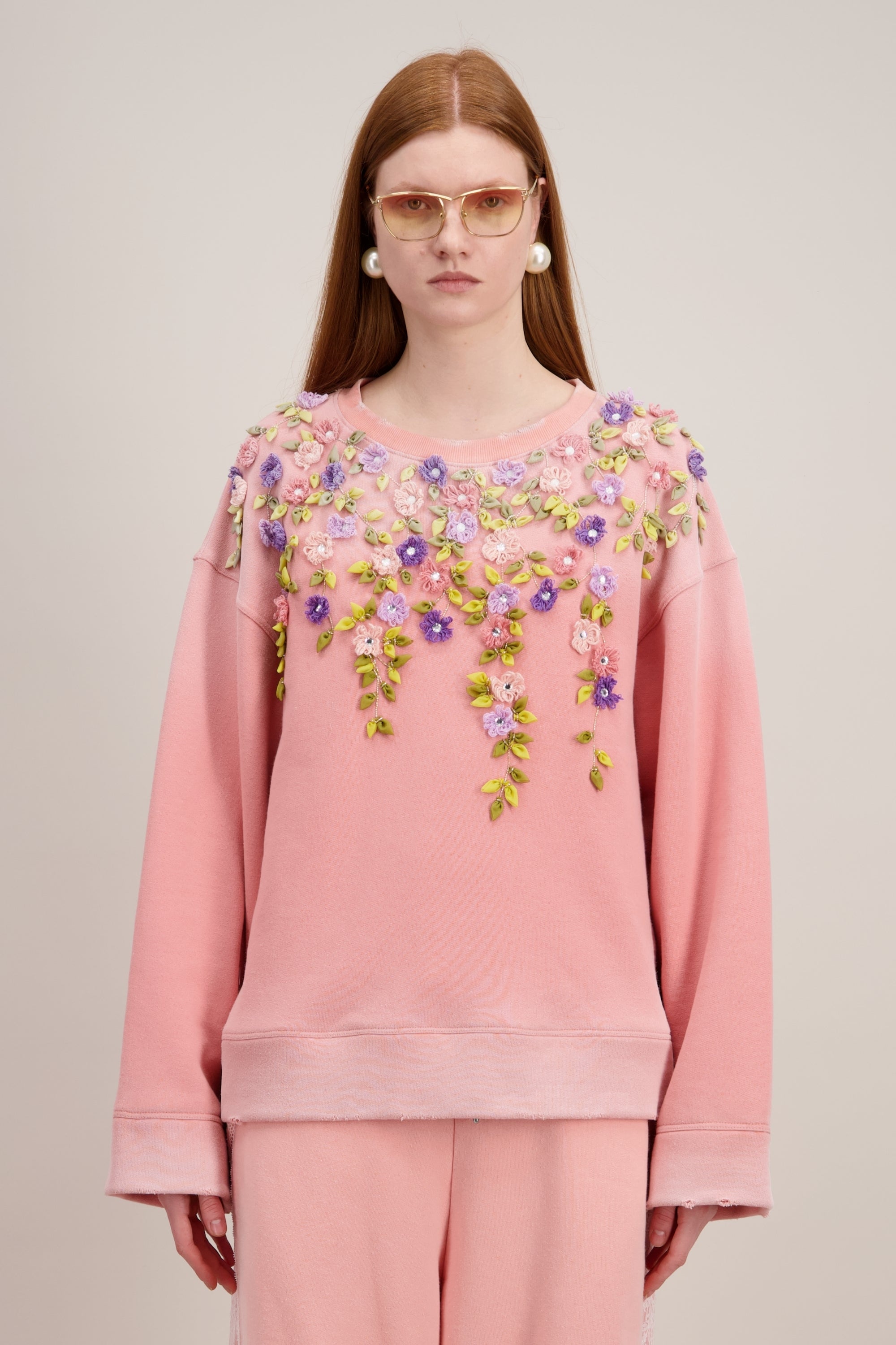 Tsweat-shirt transcendé par une broderie 3D mêlant fils, fils et cristaux", Col rond, rose. Vu en détail